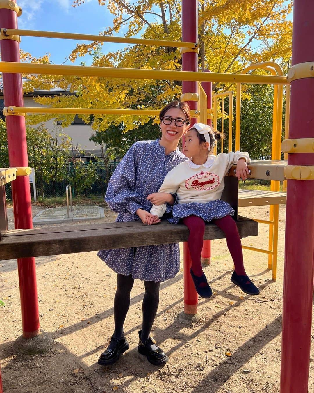 ayu kagawaさんのインスタグラム写真 - (ayu kagawaInstagram)「娘の機嫌を取りながらなんとか親子で撮れた🤪🫶  ふんわりしてて可愛いー😍とどの色も気に入ってくれたからスムーズに着替えてくれて一安心🥰(気に入らないものは着てくれないので😇  娘は花柄がお気に入り♡ トルコオーガニックコットンを使った柔らかい生地が子供の肌にも優しくて着心地も抜群。🕊️  BLACKは生地が違うのですが、コットンにポリエステルが入っているので一番ボリューム感があります🖤  4歳でMsizeを着ていますが、短めで履きたかったので2折りして履いています🌼 娘はジャストサイズで履くならSsizeだけど今から買うなら長めでも短めのでも履けるMかな、という感じです🫶 kids skirtは長く履いて頂けるようにウエストはゴムで、ボタンで調節して頂ける仕様にしています。✨  大人のワンピースはお袖部分や首周りなどディテールもとても可愛いのでまた紹介させて下さい😌  最後🎥合間に公園で遊びつつ、せっせーせーのよいよいよい！をしながら楽しく撮影した😛🫶  いつまで出来るかなーと思うと今しか出来ない親子コーデも楽しみたい☺️🌼  @bow.a_official  #親子コーデ #4歳」11月16日 11時28分 - ayuyunyun