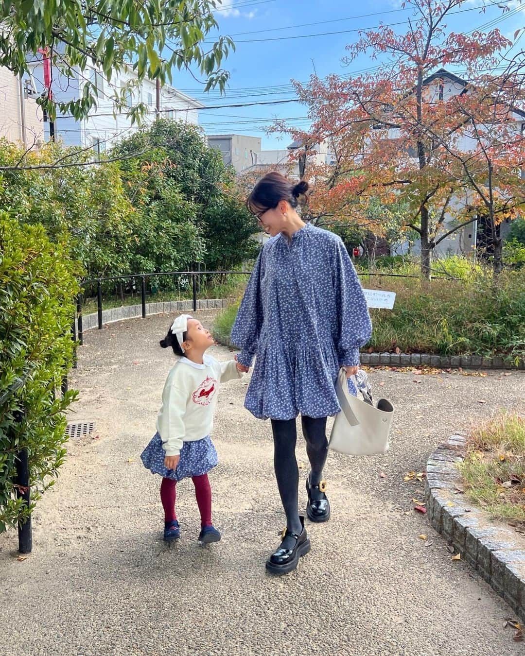 ayu kagawaさんのインスタグラム写真 - (ayu kagawaInstagram)「娘の機嫌を取りながらなんとか親子で撮れた🤪🫶  ふんわりしてて可愛いー😍とどの色も気に入ってくれたからスムーズに着替えてくれて一安心🥰(気に入らないものは着てくれないので😇  娘は花柄がお気に入り♡ トルコオーガニックコットンを使った柔らかい生地が子供の肌にも優しくて着心地も抜群。🕊️  BLACKは生地が違うのですが、コットンにポリエステルが入っているので一番ボリューム感があります🖤  4歳でMsizeを着ていますが、短めで履きたかったので2折りして履いています🌼 娘はジャストサイズで履くならSsizeだけど今から買うなら長めでも短めのでも履けるMかな、という感じです🫶 kids skirtは長く履いて頂けるようにウエストはゴムで、ボタンで調節して頂ける仕様にしています。✨  大人のワンピースはお袖部分や首周りなどディテールもとても可愛いのでまた紹介させて下さい😌  最後🎥合間に公園で遊びつつ、せっせーせーのよいよいよい！をしながら楽しく撮影した😛🫶  いつまで出来るかなーと思うと今しか出来ない親子コーデも楽しみたい☺️🌼  @bow.a_official  #親子コーデ #4歳」11月16日 11時28分 - ayuyunyun