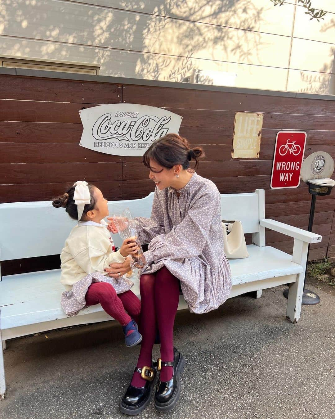 ayu kagawaさんのインスタグラム写真 - (ayu kagawaInstagram)「娘の機嫌を取りながらなんとか親子で撮れた🤪🫶  ふんわりしてて可愛いー😍とどの色も気に入ってくれたからスムーズに着替えてくれて一安心🥰(気に入らないものは着てくれないので😇  娘は花柄がお気に入り♡ トルコオーガニックコットンを使った柔らかい生地が子供の肌にも優しくて着心地も抜群。🕊️  BLACKは生地が違うのですが、コットンにポリエステルが入っているので一番ボリューム感があります🖤  4歳でMsizeを着ていますが、短めで履きたかったので2折りして履いています🌼 娘はジャストサイズで履くならSsizeだけど今から買うなら長めでも短めのでも履けるMかな、という感じです🫶 kids skirtは長く履いて頂けるようにウエストはゴムで、ボタンで調節して頂ける仕様にしています。✨  大人のワンピースはお袖部分や首周りなどディテールもとても可愛いのでまた紹介させて下さい😌  最後🎥合間に公園で遊びつつ、せっせーせーのよいよいよい！をしながら楽しく撮影した😛🫶  いつまで出来るかなーと思うと今しか出来ない親子コーデも楽しみたい☺️🌼  @bow.a_official  #親子コーデ #4歳」11月16日 11時28分 - ayuyunyun