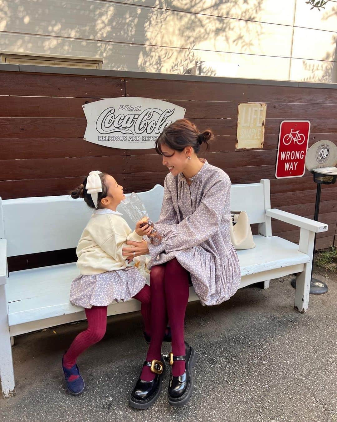 ayu kagawaさんのインスタグラム写真 - (ayu kagawaInstagram)「娘の機嫌を取りながらなんとか親子で撮れた🤪🫶  ふんわりしてて可愛いー😍とどの色も気に入ってくれたからスムーズに着替えてくれて一安心🥰(気に入らないものは着てくれないので😇  娘は花柄がお気に入り♡ トルコオーガニックコットンを使った柔らかい生地が子供の肌にも優しくて着心地も抜群。🕊️  BLACKは生地が違うのですが、コットンにポリエステルが入っているので一番ボリューム感があります🖤  4歳でMsizeを着ていますが、短めで履きたかったので2折りして履いています🌼 娘はジャストサイズで履くならSsizeだけど今から買うなら長めでも短めのでも履けるMかな、という感じです🫶 kids skirtは長く履いて頂けるようにウエストはゴムで、ボタンで調節して頂ける仕様にしています。✨  大人のワンピースはお袖部分や首周りなどディテールもとても可愛いのでまた紹介させて下さい😌  最後🎥合間に公園で遊びつつ、せっせーせーのよいよいよい！をしながら楽しく撮影した😛🫶  いつまで出来るかなーと思うと今しか出来ない親子コーデも楽しみたい☺️🌼  @bow.a_official  #親子コーデ #4歳」11月16日 11時28分 - ayuyunyun