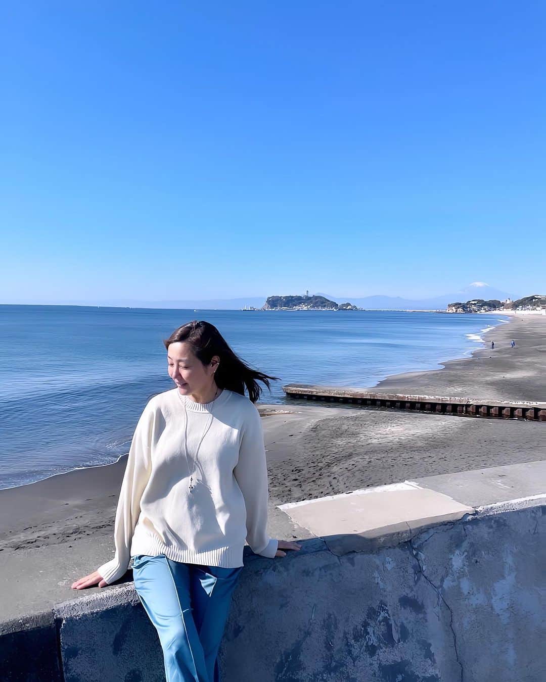 吉永愛のインスタグラム：「いいお天気だね〜☀️ #海 #江ノ島 #富士山」