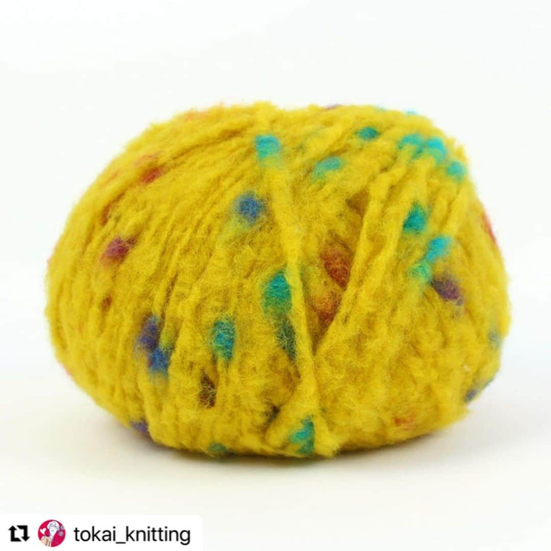 クラフトタウンさんのインスタグラム写真 - (クラフトタウンInstagram)「#Repost @tokai_knitting with @use.repost ・・・ . 他の編み物•毛糸の情報はこちらから→ @tokai_knitting .  かわいい！編んでみたいと思った方は、コメント欄で「🍬」の絵文字で教えてください！  --  本日は、原ウール株式会社さんの毛糸ブランド“Knitworm（ニットワーム）”の新商品「Big Tweed」をご紹介します☆  １玉100gで270mもあるビッグサイズの超極太毛糸🧶  ふんわりと起毛した超極太ヤーンのところどころには、カラフルなネップが入っていて、まるで某アイスクリームチェーン店が出しているキャンディー入りアイスみたい🍧  イタリアならではの色合いがおしゃれなビッグサイズヤーンは、見ためもとってもかわいいので、このまましばらくインテリアとしておいておきたいくらいです(笑)  もちろん編んでも良し！ ジャンボ針でザクザク編めますし、シンプルな編み方でもおしゃれな作品に仕上がるので、編み物初心者さんや早く身に着けたい！という方も時短・簡単に手編みのニットアイテムを手に入れられますよ☆  １玉でスヌードとハンドウォーマーがお揃いで編めちゃうビッグ毛糸は、トーカイ80店舗と楽天・Yahooのオンラインショップで販売中。  取り扱いのある店舗がお近くにありましたら、ぜひ実物を見ていただき、その大きさと軽さ、ふわふわ感を触って体感してみてください！  ■Big Tweed(ビッグツィード) ウール54％・アクリル36％・ナイロン10％／約100g（約270m）／全5種類 使用針：棒針15～7mm 標準ゲージ：9～10目16～17段が10cm角(メリヤス編み) 原産国：イタリア  --  #ビッグツィード#BigTweed#bigtweed#超極太毛糸#ニット#スヌード#ハンドウォーマー#knitworm#Knitworm #handmade#トーカイ#クラフトハートトーカイ#編み物好きさんとつながりたい#手芸#手芸好きな人と繋がりたい#ハンドメイド好きな人と繋がりたい#ハンドメイド好きさんと繋がりたい#手作り#毛糸#編み物 #knit#トーカイあみもの#tokai_knitting」11月16日 11時22分 - crafthearttokai