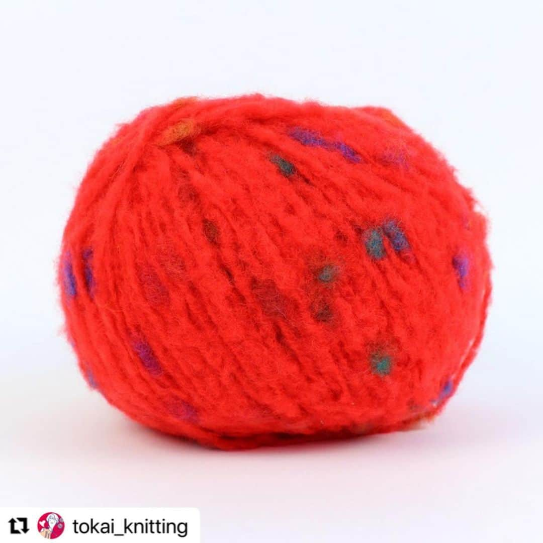 クラフトタウンさんのインスタグラム写真 - (クラフトタウンInstagram)「#Repost @tokai_knitting with @use.repost ・・・ . 他の編み物•毛糸の情報はこちらから→ @tokai_knitting .  かわいい！編んでみたいと思った方は、コメント欄で「🍬」の絵文字で教えてください！  --  本日は、原ウール株式会社さんの毛糸ブランド“Knitworm（ニットワーム）”の新商品「Big Tweed」をご紹介します☆  １玉100gで270mもあるビッグサイズの超極太毛糸🧶  ふんわりと起毛した超極太ヤーンのところどころには、カラフルなネップが入っていて、まるで某アイスクリームチェーン店が出しているキャンディー入りアイスみたい🍧  イタリアならではの色合いがおしゃれなビッグサイズヤーンは、見ためもとってもかわいいので、このまましばらくインテリアとしておいておきたいくらいです(笑)  もちろん編んでも良し！ ジャンボ針でザクザク編めますし、シンプルな編み方でもおしゃれな作品に仕上がるので、編み物初心者さんや早く身に着けたい！という方も時短・簡単に手編みのニットアイテムを手に入れられますよ☆  １玉でスヌードとハンドウォーマーがお揃いで編めちゃうビッグ毛糸は、トーカイ80店舗と楽天・Yahooのオンラインショップで販売中。  取り扱いのある店舗がお近くにありましたら、ぜひ実物を見ていただき、その大きさと軽さ、ふわふわ感を触って体感してみてください！  ■Big Tweed(ビッグツィード) ウール54％・アクリル36％・ナイロン10％／約100g（約270m）／全5種類 使用針：棒針15～7mm 標準ゲージ：9～10目16～17段が10cm角(メリヤス編み) 原産国：イタリア  --  #ビッグツィード#BigTweed#bigtweed#超極太毛糸#ニット#スヌード#ハンドウォーマー#knitworm#Knitworm #handmade#トーカイ#クラフトハートトーカイ#編み物好きさんとつながりたい#手芸#手芸好きな人と繋がりたい#ハンドメイド好きな人と繋がりたい#ハンドメイド好きさんと繋がりたい#手作り#毛糸#編み物 #knit#トーカイあみもの#tokai_knitting」11月16日 11時22分 - crafthearttokai