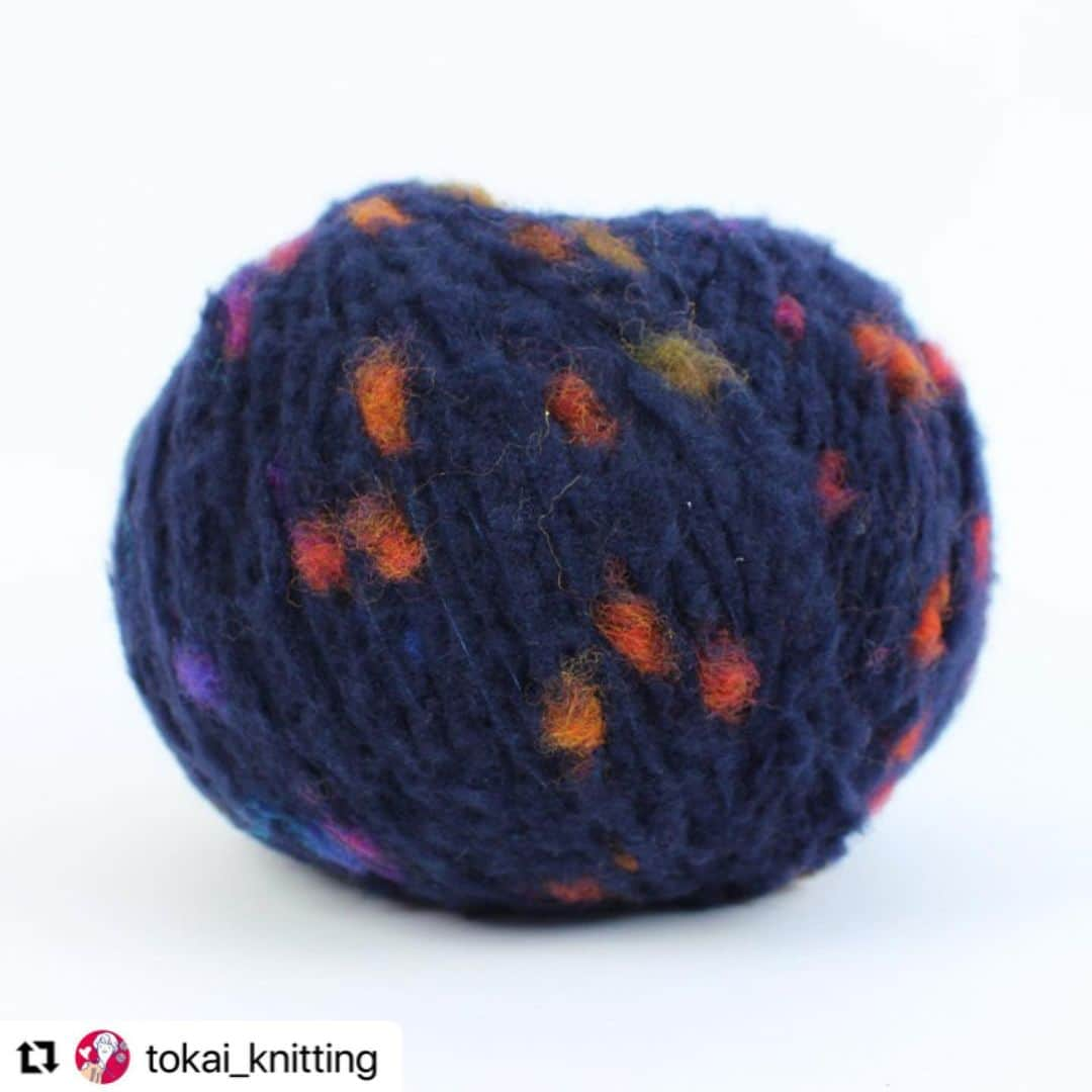 クラフトタウンさんのインスタグラム写真 - (クラフトタウンInstagram)「#Repost @tokai_knitting with @use.repost ・・・ . 他の編み物•毛糸の情報はこちらから→ @tokai_knitting .  かわいい！編んでみたいと思った方は、コメント欄で「🍬」の絵文字で教えてください！  --  本日は、原ウール株式会社さんの毛糸ブランド“Knitworm（ニットワーム）”の新商品「Big Tweed」をご紹介します☆  １玉100gで270mもあるビッグサイズの超極太毛糸🧶  ふんわりと起毛した超極太ヤーンのところどころには、カラフルなネップが入っていて、まるで某アイスクリームチェーン店が出しているキャンディー入りアイスみたい🍧  イタリアならではの色合いがおしゃれなビッグサイズヤーンは、見ためもとってもかわいいので、このまましばらくインテリアとしておいておきたいくらいです(笑)  もちろん編んでも良し！ ジャンボ針でザクザク編めますし、シンプルな編み方でもおしゃれな作品に仕上がるので、編み物初心者さんや早く身に着けたい！という方も時短・簡単に手編みのニットアイテムを手に入れられますよ☆  １玉でスヌードとハンドウォーマーがお揃いで編めちゃうビッグ毛糸は、トーカイ80店舗と楽天・Yahooのオンラインショップで販売中。  取り扱いのある店舗がお近くにありましたら、ぜひ実物を見ていただき、その大きさと軽さ、ふわふわ感を触って体感してみてください！  ■Big Tweed(ビッグツィード) ウール54％・アクリル36％・ナイロン10％／約100g（約270m）／全5種類 使用針：棒針15～7mm 標準ゲージ：9～10目16～17段が10cm角(メリヤス編み) 原産国：イタリア  --  #ビッグツィード#BigTweed#bigtweed#超極太毛糸#ニット#スヌード#ハンドウォーマー#knitworm#Knitworm #handmade#トーカイ#クラフトハートトーカイ#編み物好きさんとつながりたい#手芸#手芸好きな人と繋がりたい#ハンドメイド好きな人と繋がりたい#ハンドメイド好きさんと繋がりたい#手作り#毛糸#編み物 #knit#トーカイあみもの#tokai_knitting」11月16日 11時22分 - crafthearttokai