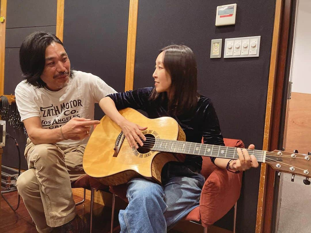 川江美奈子さんのインスタグラム写真 - (川江美奈子Instagram)「・ “Answer me" recording note  Arrangement 村田昭•川江美奈子 Guitar 黒瀬浩一 Keyboards / programming 村田昭 Vocals 川江美奈子 Recording / mixing Engineer 今井邦彦 Assistant Engineer 川崎萌衣 Mastering 小柳令奈  ・ 心の中の独り言をつらつらと、素朴に、でもソリッドに描きたい。それがニューヨークの地下鉄の中でも、ハワイの砂浜でも、阿佐谷の庭でもすっと入り込めるような感覚〜（歌い手は勝手なことを言います！）なんてあれこれとイメージを告げて、昭さん浩一くんにプリプロを繰り返していただき、ライヴでも何度か歌ってから辿り着いたレコーディング。 浩一くんとは旧くからの付き合いだけど、スタジオで会うのは珍しく、エンジニアの今井さんとも音楽談義で盛り上がり、私は調子に乗って浩一くんのギターを奪って抱えたりしてたみたい（写真）。 家で歌っているかのような居心地で録音させてくれたメンバーに感謝しています。英語詞に真っ先に目を通してくれた友人Darrowにも感謝。実はボストンの学生時代、一度は挫折した英語での作詞、なぜか今回はとても落ち着いた気分で楽しく書くことができた。  #川江美奈子 #minakokawae #ほぼ毎月配信リリース #vol9 #answerme #村田昭 #黒瀬浩一 #今井邦彦 #敬称略  #川江美奈子 #ほぼ毎月配信リリース #vol9 #answerme」11月16日 11時37分 - minakokawae