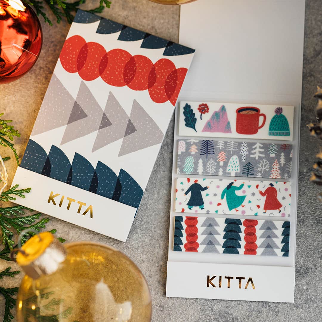 HITOTOKIさんのインスタグラム写真 - (HITOTOKIInstagram)「＼エリア限定「クリスマスKITTA」／  HITOTOKIオンラインストアで ご好評いただいているシーズン柄 #KITTA 。 今年もクリスマス柄が発売になりました！  東出桂奈さん（@keina_higashide ）のデザインで モミの木やニット帽など冬らしいモチーフが ぎゅっと詰まった1冊です。  手帳に貼って楽しんだり、クリスマスの メッセージカードやラッピングにもおすすめ。  HITOTOKIオンラインストアと 一部海外で数量限定で販売します。 価格：418円(税込) 内容：10枚×4柄  【ノベルティのお知らせ】 今ならオンラインストアで税込3,500円以上 お買い上げの方にクリスマスKITTAとおそろい柄の 「オリジナルメッセージカード」2枚をプレゼント中！ （写真3・4枚目）  なくなり次第終了となりますので この機会にぜひ、ストアでのお買い物を 楽しんでいただけたらうれしいです。  #キッタ #クリスマスキッタ  #ヒトトキ公式オンラインストア  #hitotoki #ヒトトキ #ヒトトキ文具  #HITOTOKINOTE  #マスキングテープ #マステ #マステ沼  #マステ好き #マステデコ #シール沼  #手帳デコ #手帳タイム  #手帳好き#文具好き  #クリスマスデコ #クリスマスマステ  #クリスマスラッピング #クリスマス柄  #クリスマスカード #クリスマスギフト  #maskingtape #stickers  #遮蔽膠帶 #手帐贴纸  #마스킹테이프 #다이어리꾸미기」11月16日 12時00分 - hitotoki_official