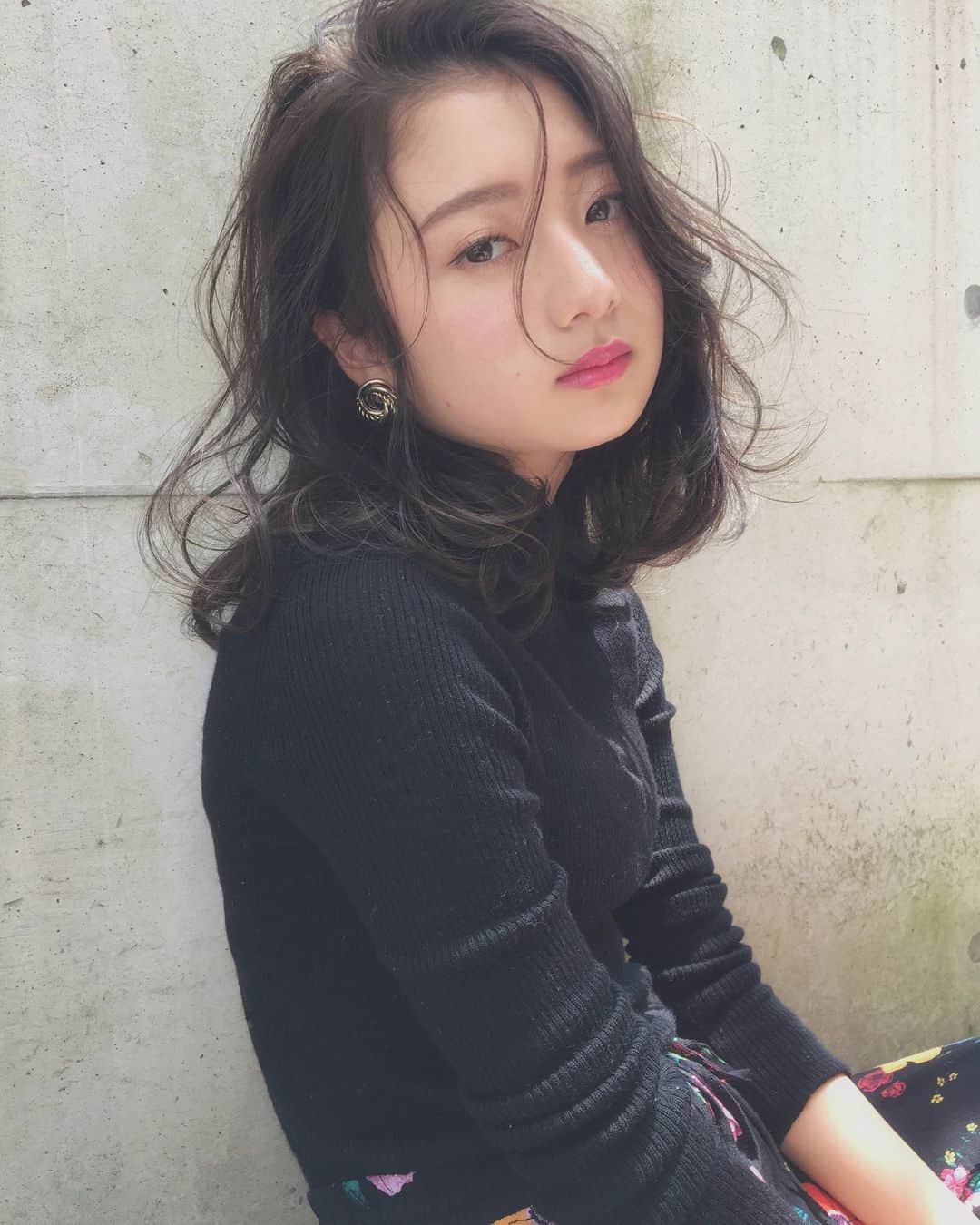 兼井遼のインスタグラム：「ラフでルーズなヘア＊ オリーブグレージュ＊  柔らかくほつれるヘア😌  ツヤのある 暗くても透明のある カラーならお任せください☺️  11月12月のご予約も まだまだお取りできます🙇🏻  ご質問などは コメントにてお問い合わせください！😌  #ケアカラー  #ヘアアレンジ  #ケアダブルカラー  #巻き方  #髪質改善カラー  #イルミナカラー  #ミルクティーベージュ #グレージュ  #ケアブリーチ  #ハイライトカラー  #ハイトーンカラー  #ブリーチ  #ダブルカラー   #インナーカラー  #オリーブアッシュ  #グラデーションカラー  #グレージュカラー  #ツヤトーン  #パーマ  #艶髪  #外国人風  #髪質改善トリートメント  #くびれヘア  #シースルーバング  #髪質改善  #ラベンダーグレージュ  #オリーブグレージュ  #トリートメント  #ヘアアクセサリー　#インナーハイライト」