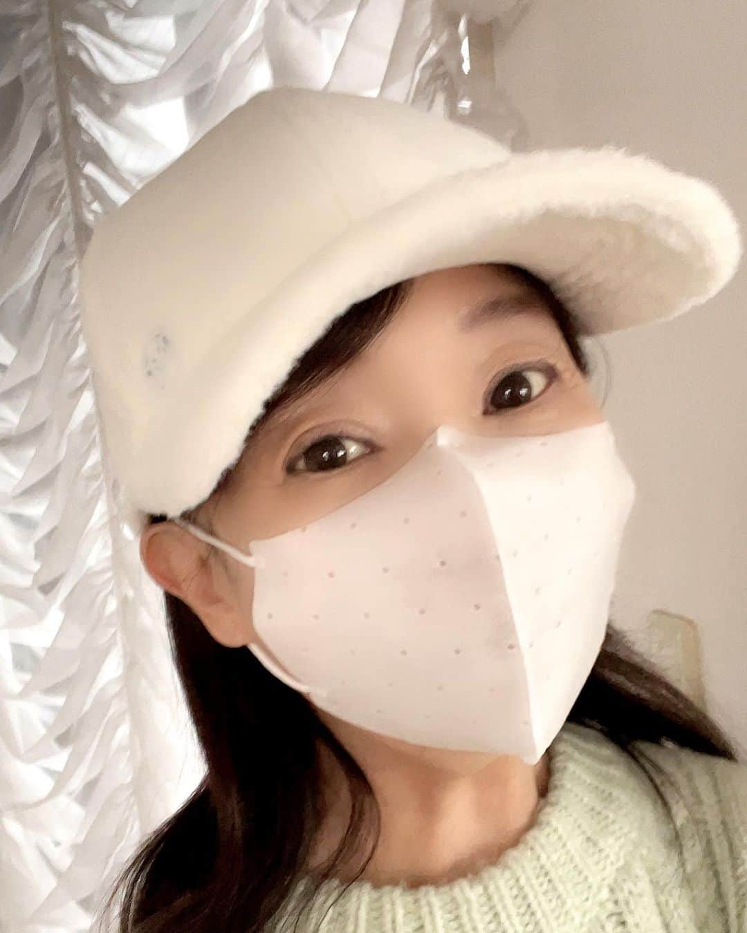 アグネス・チャンのインスタグラム：「My new hat. Warm and fuzzy, just in time for winter.」