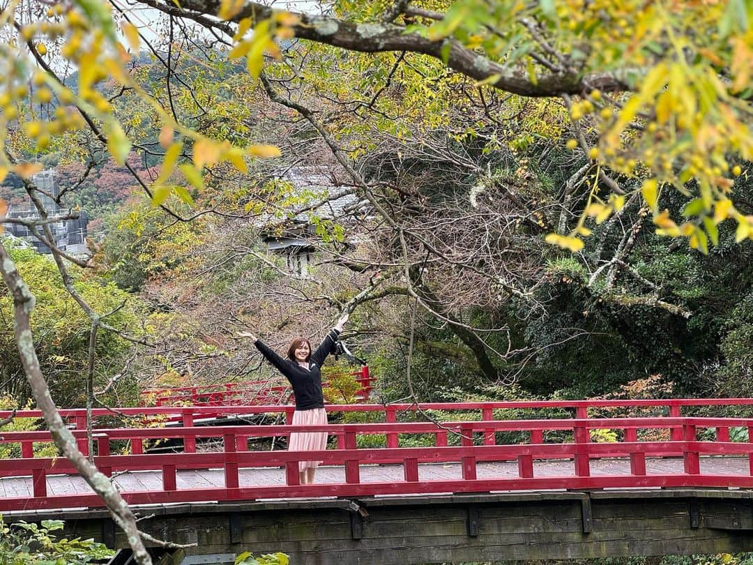 東紗友美さんのインスタグラム写真 - (東紗友美Instagram)「【ロケ】ひさしぶりのテレビのお仕事でした。映画専門チャンネル🎥ムービープラス　映画館へ行こう📺の12月放送のロケに参加させていただきました。 放送日・詳細はまたシェアさせていただきます。  今話題の「鬼滅の刃 湯めぐりの旅」のレポートで湯河原温泉へ。 この写真は、推しキャラの恋柱・甘露寺蜜璃ちゃんと♡  収録に参加するにあたり蜜璃ちゃんのことをたくさん調べていたのですが、底抜けに明るくて、優しくて、天真爛漫で大好きになりました❤️ 禰󠄀豆子ちゃんもすぐに懐いていましたね。 あとシンプルにとっても可愛い😍！！！ 女性らしさと自分らしさをかねそえつつ、でもとっても強いギャップ！柱になった理由からも自分に正直に生きる姿勢が垣間見えて好きなんです。  今回よくよく調べたところ私お誕生日も、生まれた地域（公式に出てる細かな場所まで！）も蜜璃ちゃんと一緒だったのです！ 共通点というのは、やはりもっと好きになる要素です...🫶ツーショットが撮れてテンションあがります！！  湯めぐりの旅ではこんな感じで温泉街各所にキャラクターの等身大パネル（等身大の胸熱さよ！）や情緒あふれる提灯が飾られていて！入湯手形にスタンプを押したり、ここでしか体験できないサウンドアトラクションに大興奮したり、風光明媚な湯河原を背景にキャラたちと写真を撮ったり、楽しめるスポットだらけ。 アニメ「鬼滅の刃」の世界が広がっていました。 1日中、どこもかしこも楽しかったです！  「映画館へ行こう」は、最新映画の情報が盛りだくさん。 MCの小林麗奈さんは、可愛くて優しくて頼もしくて！ スタッフの皆さんもあたたかい方ばかりですし映画愛に溢れていてとても丁寧で！ 良いロケを終えることができました😊  たくさん写真を撮ったので、あらためてまた放送日が近づきましたら投稿します😊 映画情報サイトBANGER！！！さんでも今日のレポを執筆予定🗓️💻もりだくさんなのです✨  #鬼滅の刃 #鬼滅の刃刀鍛冶の里編  #湯河原　 #甘露寺蜜璃 #甘露寺蜜璃推し  #映画館へ行こう　 #小林麗奈 #鬼滅の刃湯めぐりの旅」11月16日 11時32分 - higashisayumi