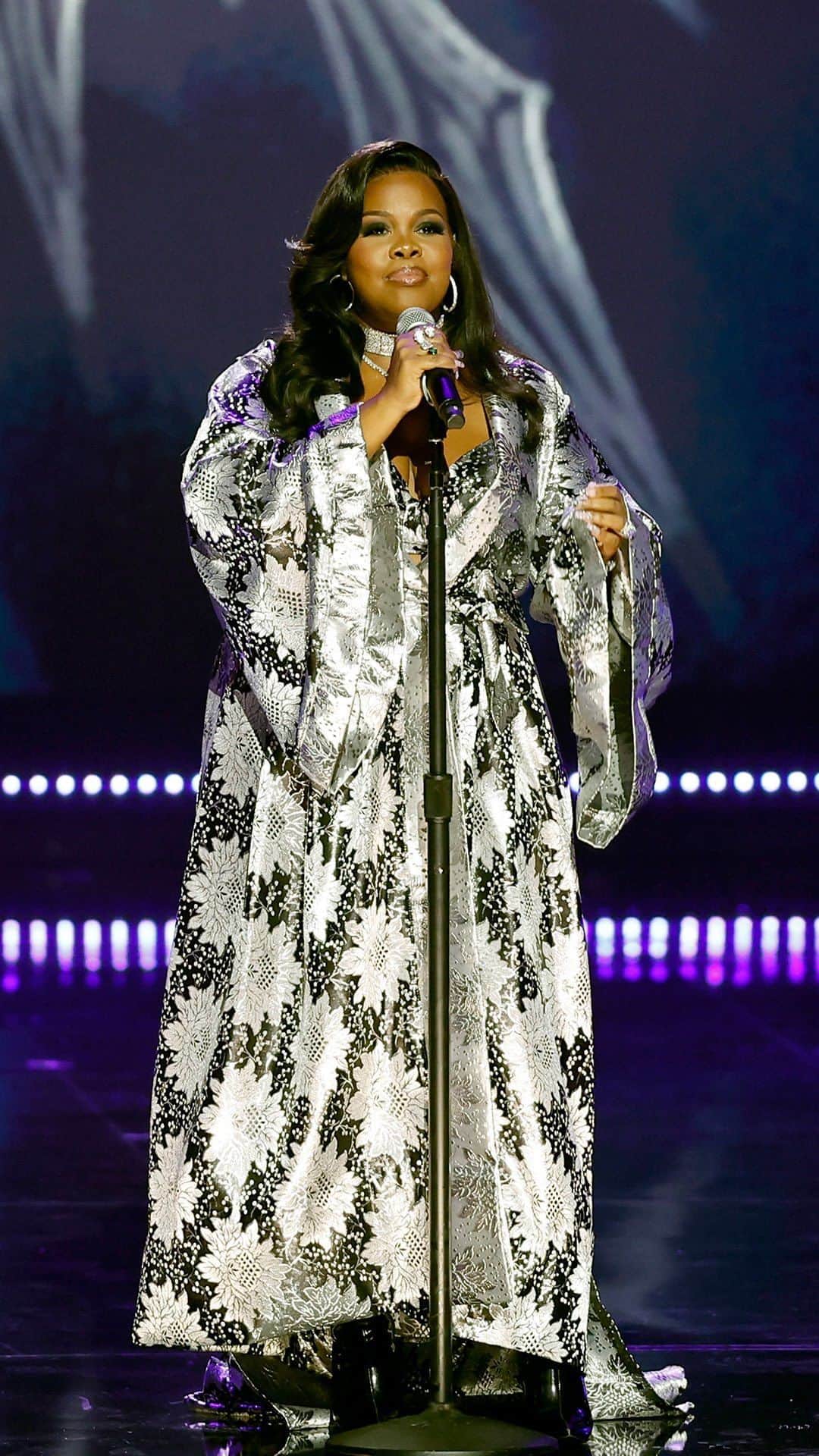 のインスタグラム：「This one’s for the Queen of Soul, @arethafranklin🎙️✨ @msamberpriley #CMTSmashingGlass」