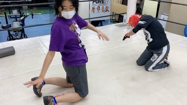 コマンド・ボリショイのインスタグラム：「#ボリショイクラス   先日の発表会で #脂肪燃焼エクササイズ を紹介してくれた女性✨  昨日は更に背中、腰回りの脂肪燃焼に着目した動きに挑戦🔥  引き続き頑張りましょう‼️ 興味のある方はぜひチャレンジしてみてね😊  ［発表会の様子］ https://youtu.be/ORAc_WK9tYw?si=x_42e2IbMgFuoBn_  #PUREJ  #女子プロレス」