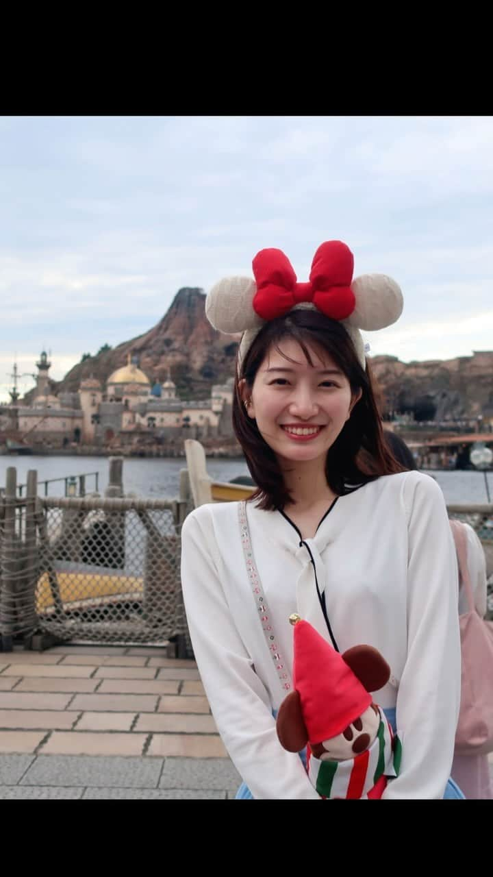 吉村恵里子のインスタグラム：「・ 東京ディズニーランド,シー どちらも最高でした🎄🎅🐭  とにかく風が強かった… 髪が、ドリンクが、カチューシャが飛んでいく!! 何回も飛ばされたものを追いかけました。  この日は11月としては異例の、都内で気温が27度もあり、風が強い中でしたが天気は最高でした。😊  美女と野獣のエリアは初、モノレールに乗るのは久しぶりで 終始はしゃいでしまいました。幸せな時間でした。  オリエンタルランドで働く友人にパーク内で会えたのも嬉しかったです。クリスマス堪能できました🎄  #東京ディズニーランド #東京ディズニーシー #クリスマス #カチューシャ #強風 #負けない #髪 #乱れても気にしない #ロケ #ありがとうございました」