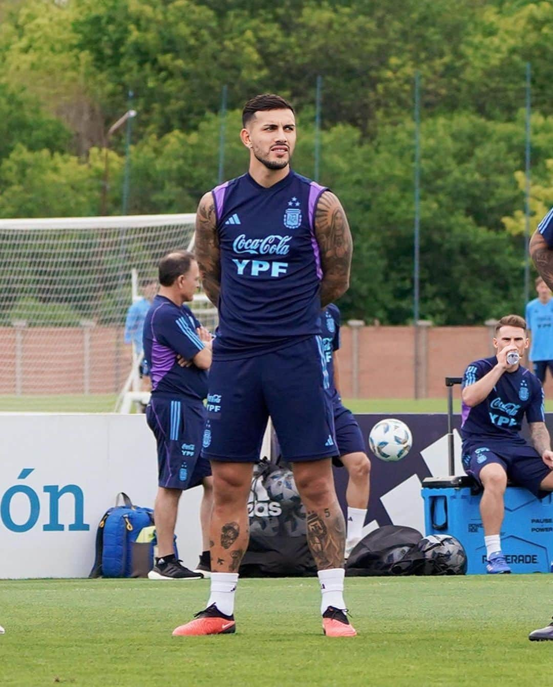 レアンドロ・ダニエル・パレデスのインスタグラム：「👊🏽⚽️🇦🇷 #vamosselección @afaseleccion」