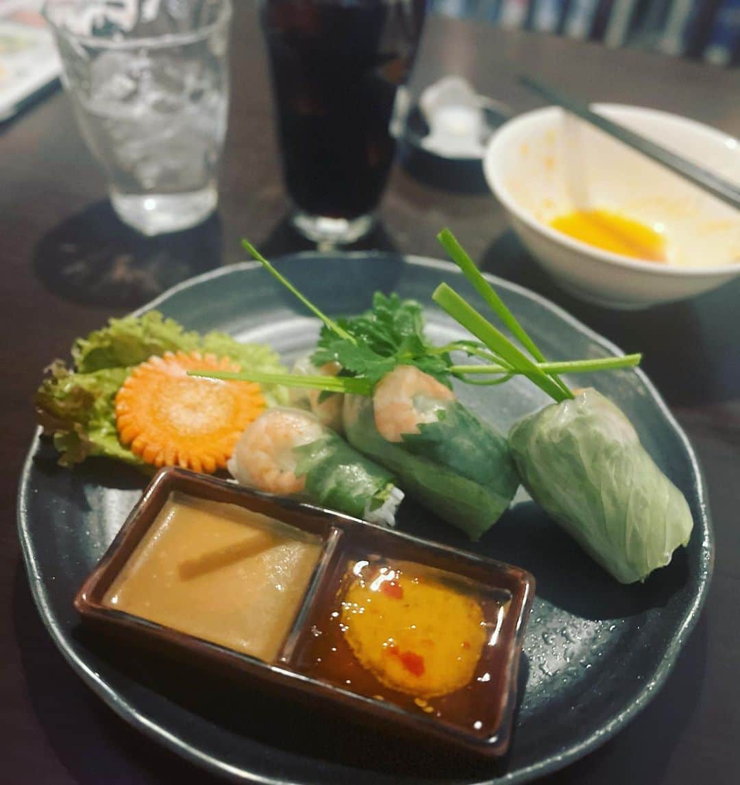TOGGYのインスタグラム：「ほうれん草マトンカリー フルナン・フルライス🫓🍚  今日は生春巻きを追加で腹パン！  この後12:30から エフエム福岡「DIG‼︎」始まります📻」