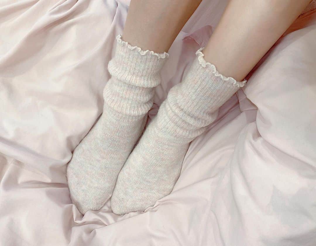 佐藤花×最上一花のインスタグラム：「ネイルサロンのおねえさんから靴下もらったんだけど色が絶妙にかわいすぎる」