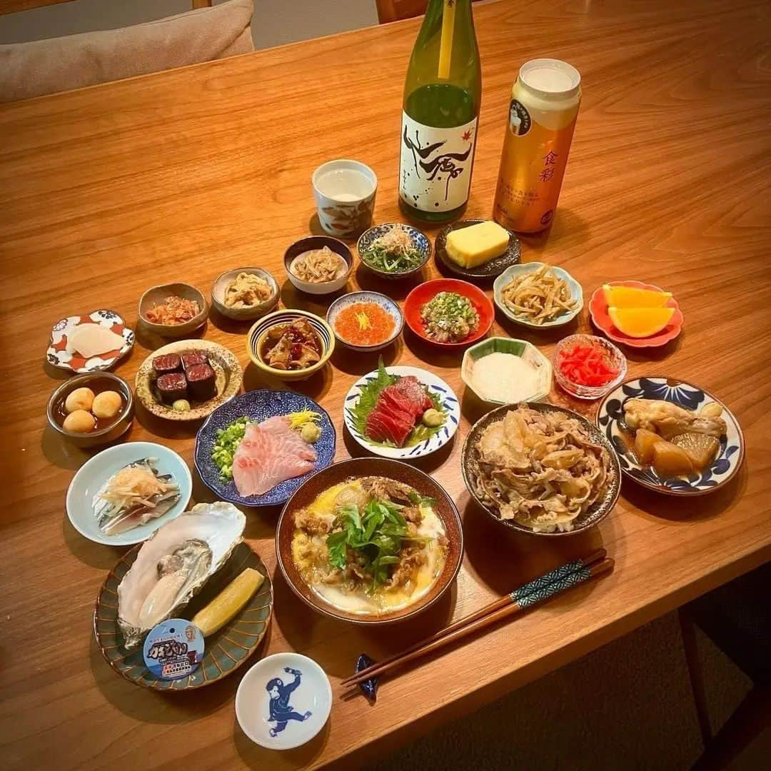 吉野家さんのインスタグラム写真 - (吉野家Instagram)「晩酌にもいつもの味《牛皿＆牛丼》  📣おうち吉野家アンバサダー  @mm.mm.makiさんの投稿をご紹介！  大好きな吉野家さんの牛皿＆牛丼で超絶贅沢になりました。 牛皿は卵でとじて三ッ葉をわさっと。 牛丼には安定のとろろセットです（※）。 土曜日のヒゲソリダイもいい感じ。 磯臭さは皆無で、適度な歯応えと脂で旨い。  ビールはアサヒの食彩と、 酒は栃木県の「純米大吟醸 仙禽 朝日 秋あがり」と一緒に🍶。⁡  ⁡～～～～～～～～～～～～～～～～～～～  #おうち吉野家 は 忙しいママとパパの味方！  皆さんの#おうち吉野家 を使った レシピをご紹介中🍀 吉野家冷凍食品で カンタンおいしいごはんを楽しもう♪ 定期便注文する人が急増中！の おうち吉野家を ぜひ公式サイトよりお買い求め下さい☺  公式サイトはプロフィールURLから🔽 @yoshinoya_co_jp  #おうち吉野家アンバサダー #おうち吉野家  #吉野家冷凍牛丼の具 #牛丼の具 #吉野家 #yoshinoya  #冷凍庫 #冷凍ストック #レンチン料理 #晩酌 #つまみ #好きなものを食べる #簡単アレンジ #夕食メニュー #昼食メニュー #牛丼 #おうちごはん  #時短レシピ #簡単レシピ  #アレンジレシピ #おうちごはん  #ストック飯 #今日のおかず  #今日のごはん #ずぼらレシピ #主婦の味方 #休日ランチ #美味しいもの好きな人と繋がりたい」11月16日 11時47分 - yoshinoya_co_jp