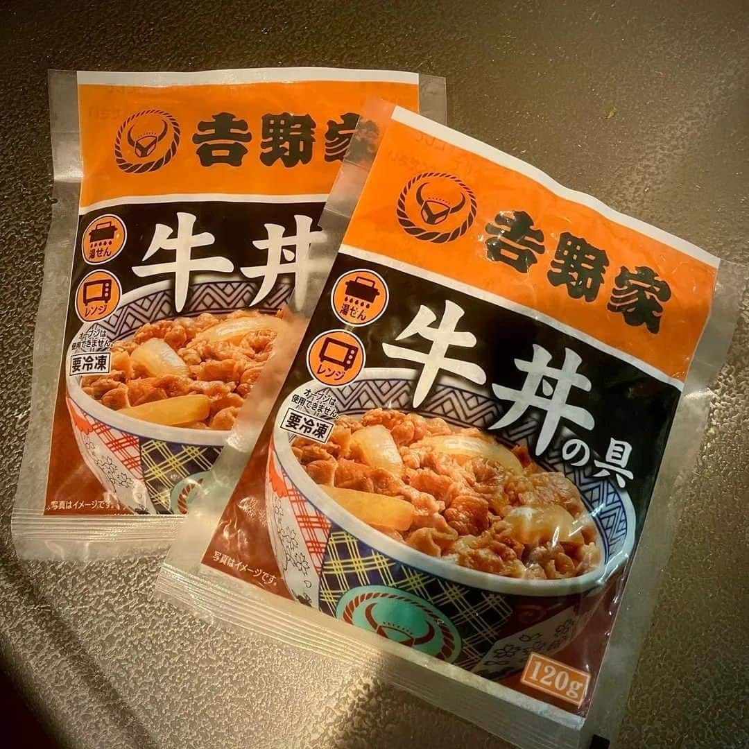 吉野家さんのインスタグラム写真 - (吉野家Instagram)「晩酌にもいつもの味《牛皿＆牛丼》  📣おうち吉野家アンバサダー  @mm.mm.makiさんの投稿をご紹介！  大好きな吉野家さんの牛皿＆牛丼で超絶贅沢になりました。 牛皿は卵でとじて三ッ葉をわさっと。 牛丼には安定のとろろセットです（※）。 土曜日のヒゲソリダイもいい感じ。 磯臭さは皆無で、適度な歯応えと脂で旨い。  ビールはアサヒの食彩と、 酒は栃木県の「純米大吟醸 仙禽 朝日 秋あがり」と一緒に🍶。⁡  ⁡～～～～～～～～～～～～～～～～～～～  #おうち吉野家 は 忙しいママとパパの味方！  皆さんの#おうち吉野家 を使った レシピをご紹介中🍀 吉野家冷凍食品で カンタンおいしいごはんを楽しもう♪ 定期便注文する人が急増中！の おうち吉野家を ぜひ公式サイトよりお買い求め下さい☺  公式サイトはプロフィールURLから🔽 @yoshinoya_co_jp  #おうち吉野家アンバサダー #おうち吉野家  #吉野家冷凍牛丼の具 #牛丼の具 #吉野家 #yoshinoya  #冷凍庫 #冷凍ストック #レンチン料理 #晩酌 #つまみ #好きなものを食べる #簡単アレンジ #夕食メニュー #昼食メニュー #牛丼 #おうちごはん  #時短レシピ #簡単レシピ  #アレンジレシピ #おうちごはん  #ストック飯 #今日のおかず  #今日のごはん #ずぼらレシピ #主婦の味方 #休日ランチ #美味しいもの好きな人と繋がりたい」11月16日 11時47分 - yoshinoya_co_jp