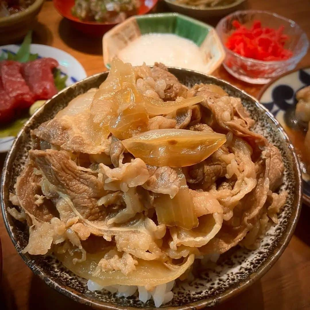 吉野家さんのインスタグラム写真 - (吉野家Instagram)「晩酌にもいつもの味《牛皿＆牛丼》  📣おうち吉野家アンバサダー  @mm.mm.makiさんの投稿をご紹介！  大好きな吉野家さんの牛皿＆牛丼で超絶贅沢になりました。 牛皿は卵でとじて三ッ葉をわさっと。 牛丼には安定のとろろセットです（※）。 土曜日のヒゲソリダイもいい感じ。 磯臭さは皆無で、適度な歯応えと脂で旨い。  ビールはアサヒの食彩と、 酒は栃木県の「純米大吟醸 仙禽 朝日 秋あがり」と一緒に🍶。⁡  ⁡～～～～～～～～～～～～～～～～～～～  #おうち吉野家 は 忙しいママとパパの味方！  皆さんの#おうち吉野家 を使った レシピをご紹介中🍀 吉野家冷凍食品で カンタンおいしいごはんを楽しもう♪ 定期便注文する人が急増中！の おうち吉野家を ぜひ公式サイトよりお買い求め下さい☺  公式サイトはプロフィールURLから🔽 @yoshinoya_co_jp  #おうち吉野家アンバサダー #おうち吉野家  #吉野家冷凍牛丼の具 #牛丼の具 #吉野家 #yoshinoya  #冷凍庫 #冷凍ストック #レンチン料理 #晩酌 #つまみ #好きなものを食べる #簡単アレンジ #夕食メニュー #昼食メニュー #牛丼 #おうちごはん  #時短レシピ #簡単レシピ  #アレンジレシピ #おうちごはん  #ストック飯 #今日のおかず  #今日のごはん #ずぼらレシピ #主婦の味方 #休日ランチ #美味しいもの好きな人と繋がりたい」11月16日 11時47分 - yoshinoya_co_jp