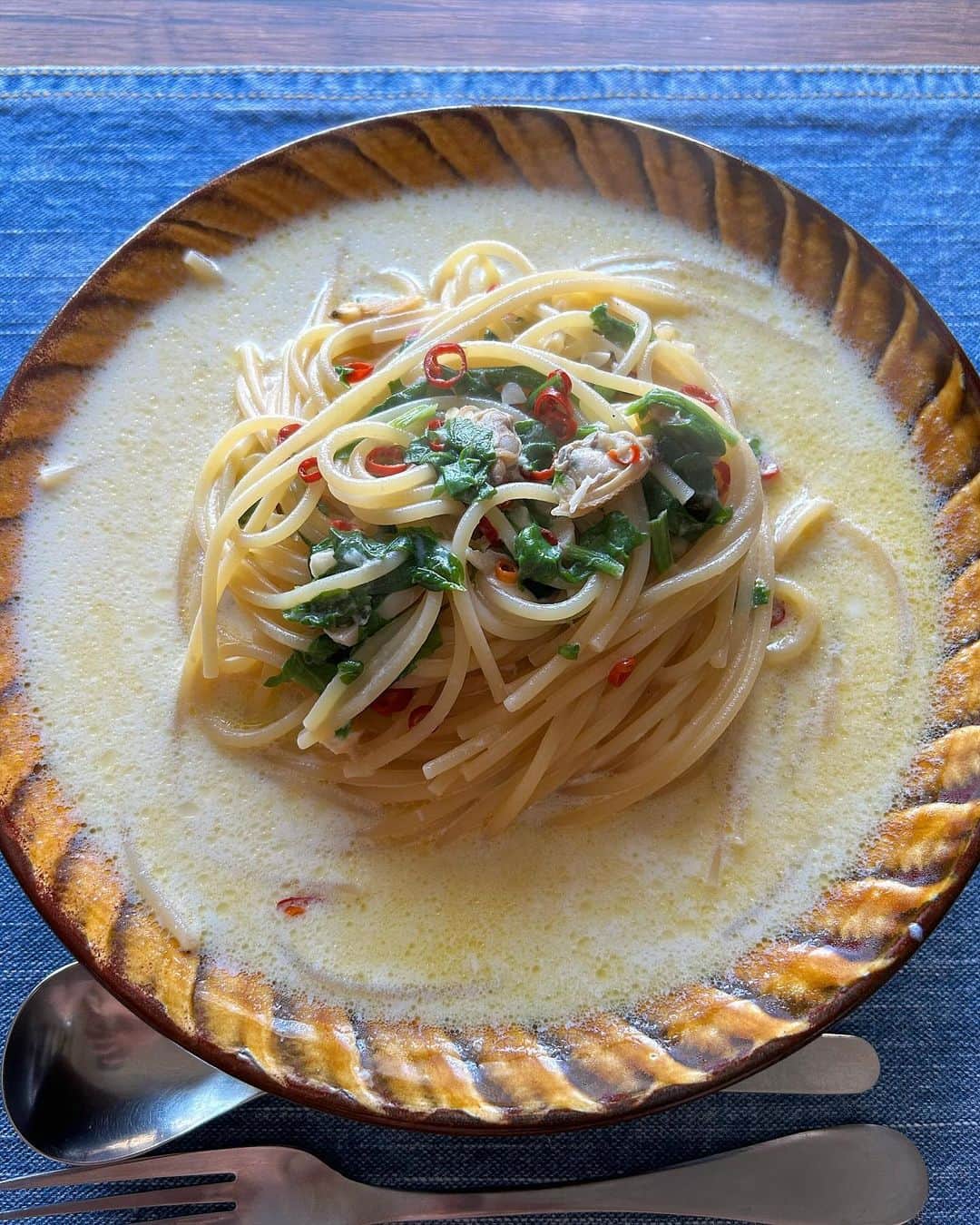 成松修さんのインスタグラム写真 - (成松修Instagram)「アサリとほうれん草のギリシャ風パスタ  久しぶりのおうちパスタ投稿です。 イル・キャンティのギリシャのスパゲティが大好きでギリシャ風を家で作りました。ニンニクの効いたクリーム系のスープパスタです。  寒い日にはピリ辛にしてスープパスタが温まるので最適ですね！  #ギィリシャのスパゲティ #アサリとほうれん草のパスタ #アサリとほうれん草のクリームスープパスタ #おうちごはん #パスタ部 #料理部 #パスタレシピ #パスタの為の皿 #パスタのためのフォーク #中川政七商店 #cooking #actor #俳優」11月16日 11時48分 - ore_osamu
