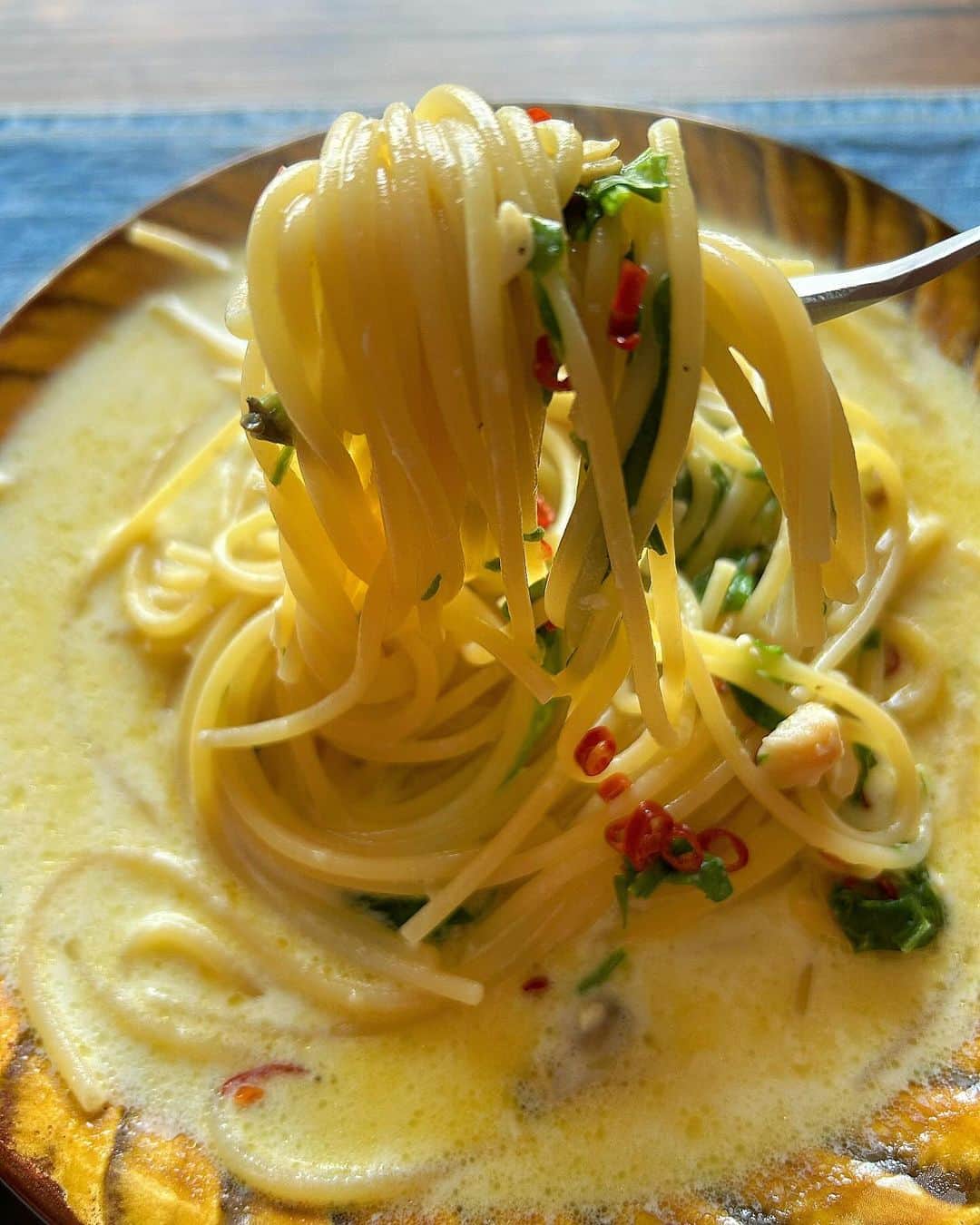 成松修さんのインスタグラム写真 - (成松修Instagram)「アサリとほうれん草のギリシャ風パスタ  久しぶりのおうちパスタ投稿です。 イル・キャンティのギリシャのスパゲティが大好きでギリシャ風を家で作りました。ニンニクの効いたクリーム系のスープパスタです。  寒い日にはピリ辛にしてスープパスタが温まるので最適ですね！  #ギィリシャのスパゲティ #アサリとほうれん草のパスタ #アサリとほうれん草のクリームスープパスタ #おうちごはん #パスタ部 #料理部 #パスタレシピ #パスタの為の皿 #パスタのためのフォーク #中川政七商店 #cooking #actor #俳優」11月16日 11時48分 - ore_osamu