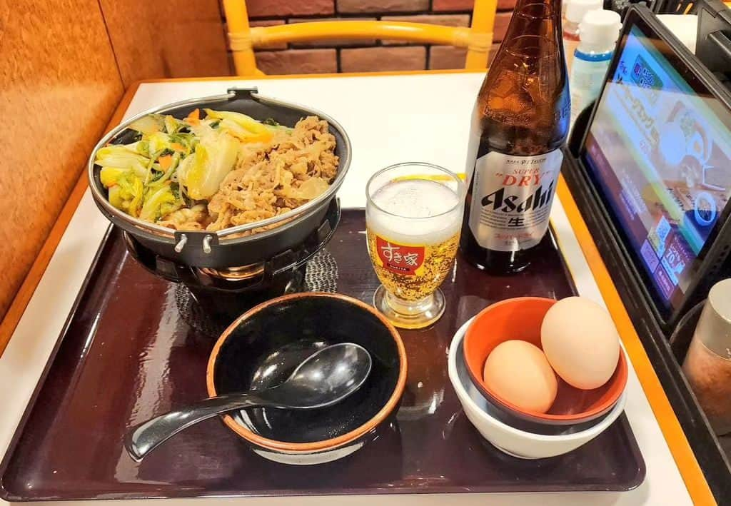 ケニチさんのインスタグラム写真 - (ケニチInstagram)「きの時期は鍋に限る‼️ 肉2倍最高🍺 #すき家　#鍋　#1人呑み」11月16日 11時50分 - kenichiosaka