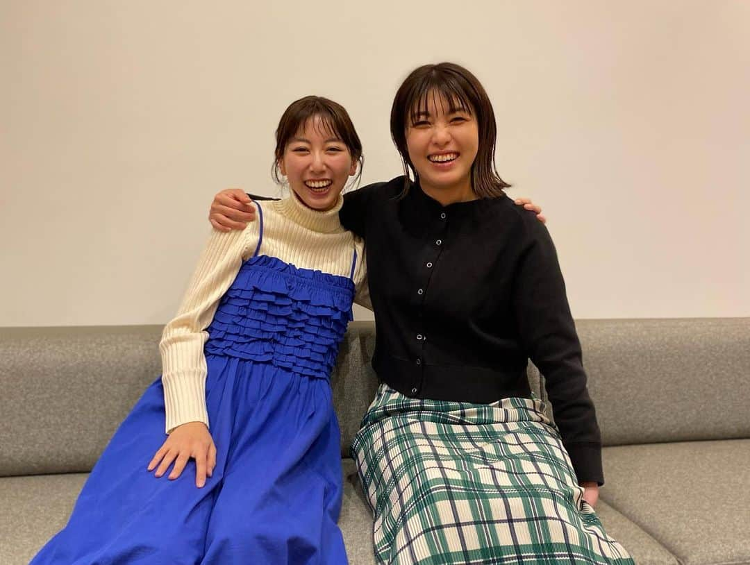 室岡里美さんのインスタグラム写真 - (室岡里美Instagram)「⁂  先日、結婚を発表した小俣彩織さん。  私がイチモニ！を担当していた時は、 本当に沢山助けてもらいました。 困った時には、こちらが頼む前に気付いてくれる子です。 とても良い子なんだけど、良い子すぎるのです。 だからたまに、 我慢してないかな〜無理してないかな〜と 心配になります。  そんな彼女が、結婚しました。 結婚はひとりの決断ではないから いつも通り、やっぱり周りを気にかけて 私にも、なんだか申し訳なさそうに報告（笑） だから、目一杯のおめでとうを伝えたい！！！ さおりちゃんの幸せは、あなたに関わる皆の幸せだと。  夫を連れてうちに遊びに来てくれた時は とっても幸せそうで、美しさもパワーアップ！ これからは家族の支えも力にして、 お仕事も今まで通り頑張るそうです！ 応援してるよー！ お幸せに〜‼︎  #HTB #イチモニ　#イチオシ #小俣彩織 さん #結婚おめでとう #肩組んだら肩が薄くてびっくり #さすがモデルさん #室岡里美 #アナウンサー」11月16日 11時52分 - htb_satomimurooka