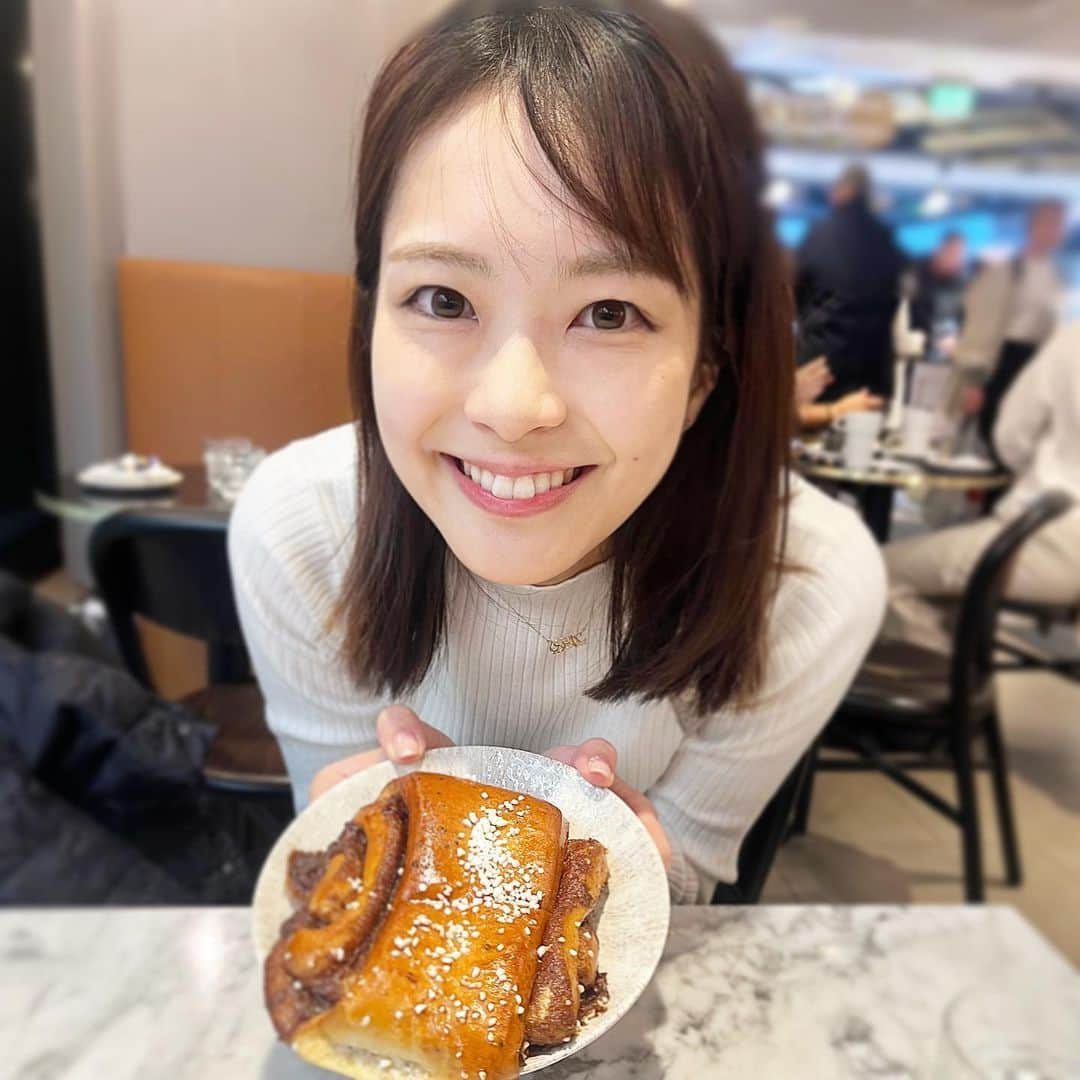 下村彩里さんのインスタグラム写真 - (下村彩里Instagram)「朝は#パン派 🥐  🇫🇮で何度も食べた#シナモンロール が美味しすぎて忘れられません...  甘ーいシナモンロールを想像していたんですが、 甘すぎない！！上品〜な味わい。 パンの生地はもちもちしていて、小麦とシナモンの香りが口いっぱいに広がります🥰  すっかり空気が冷たくなってきましたね。 我が家は少しずつ#クリスマス シーズングッズを出し始めています。🤭  #下村彩里」11月16日 12時03分 - sairi.shimomura_ex