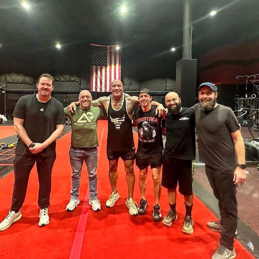 ドウェイン・ジョンソンのインスタグラム：「Helluva awesome workout (almost 3hrs) with @joerogan @shanemgillis @tonyhinchcliffe  @duncantrussell @ehsanjahmad  These MF’s got after it 💪🏾」