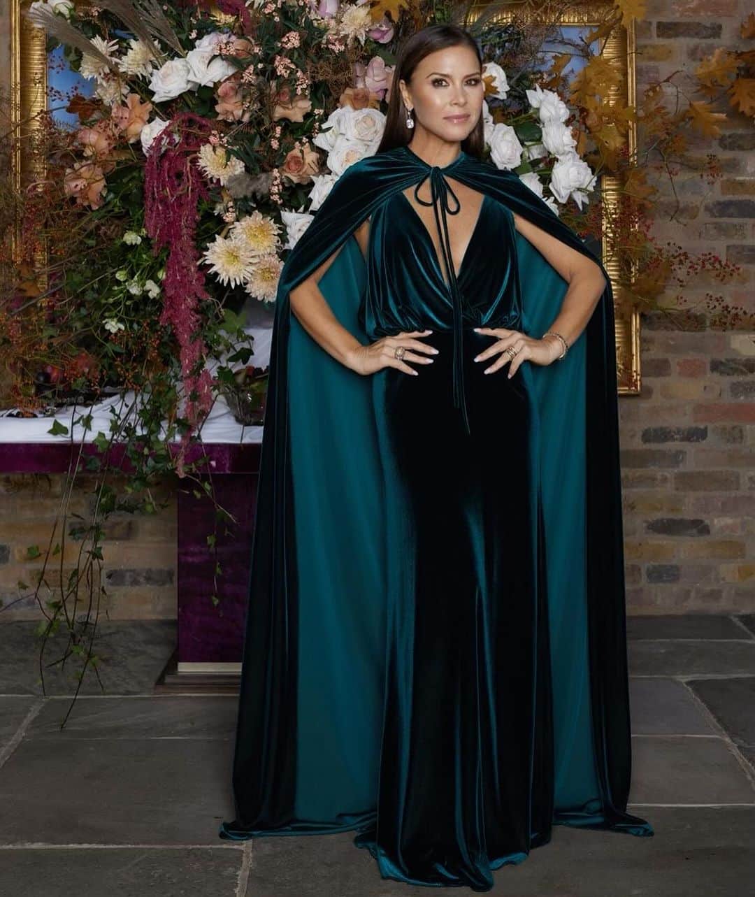 Monique Lhuillierのインスタグラム：「Went with the green velvet look!! Thank you all for your help deciding! It was perfect for this special evening celebrating the opening of our London flagship in Mayfair 🇬🇧 Thank you @jazzydelisser for opening up your beautiful home and hosting us xM #moniquelhuillier」