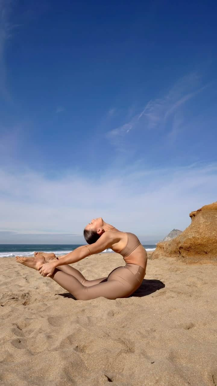 ALO Yogaのインスタグラム：「Reminder to move your body 🤎 @laureise.yoga bends in Toasted Almond - shop this set at the link in bio ✨」