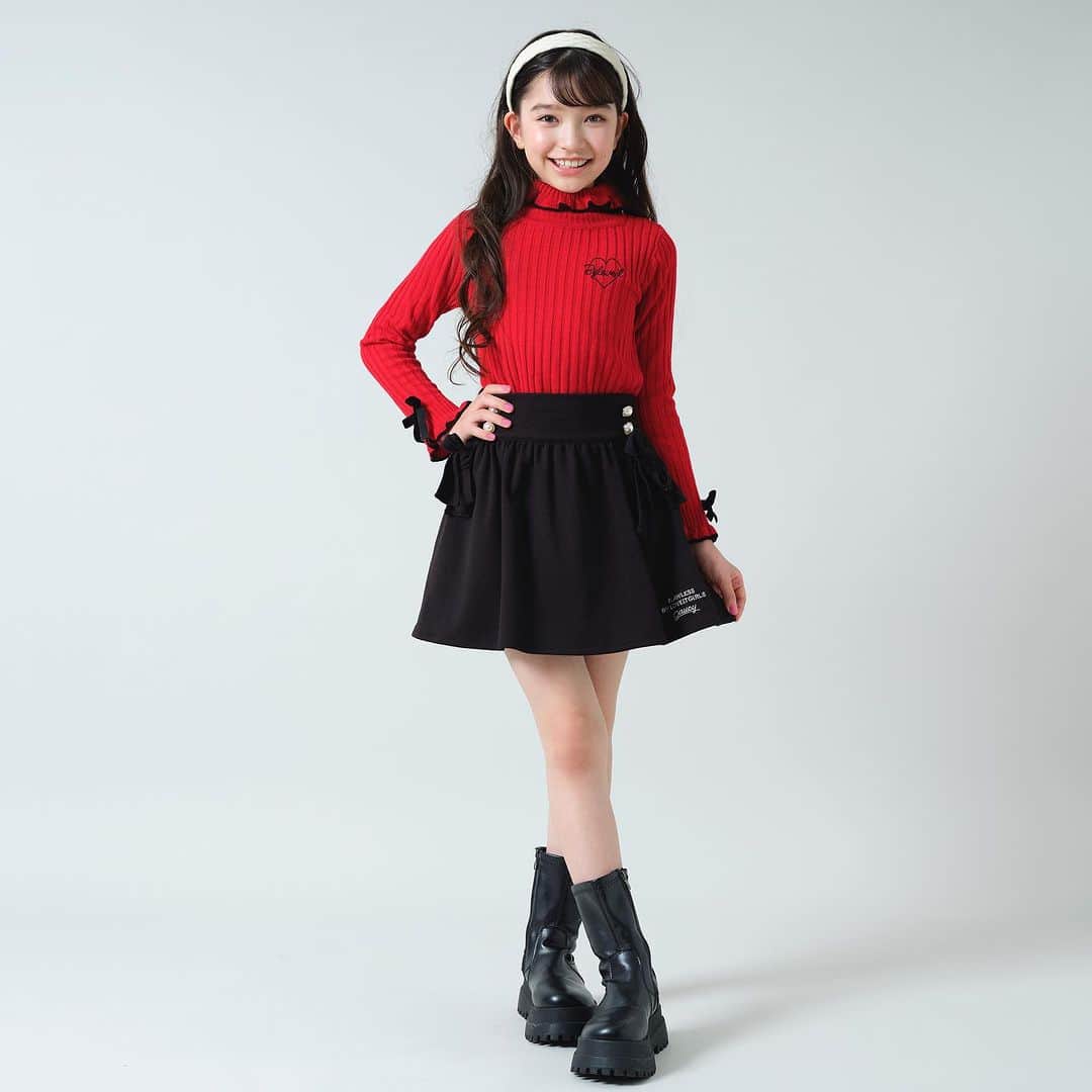byLOVEiTのインスタグラム：「by LOVEiT♡ WINTER COLLECTION  昨日ストーリーズで質問に答えてくださったみなさん、ありがとうございました🐻🐰❄️  完売しているフリフリニットの赤をお探しのお客さまが多数❣️ 11月下旬に再入荷いたしますので 少しだけお待ちくださいませ🐻❤️🎄  by LOVEiT ♡ MODELS  鷲見かれん（カレン） @kalen_sumi_official   🐻🐰🍒  バイラビコーデ、かわいい♡と思ったら保存して、バイラビ欲しいモノリストをつくろ！  #byloveit #バイラビット  #小学生女子 #小学生コーデ #小学生ファッション  #jsコーデ #キッズコーデ女の子 #こどもふく  #js6 #js5 #js4 #js3 #js2 #js1 #160cm #150cm #140cm #130cm #120cm #うめだ阪急　#博多阪急  #ナルミヤオンライン　#zozotown   @byloveit_snap  @narumiyaonline_official @kirapichi」