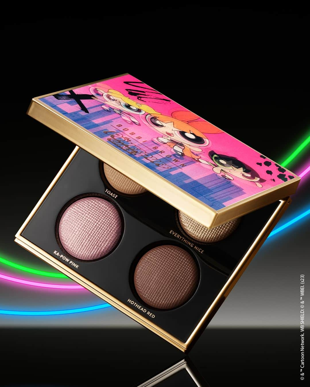 ボビイ・ブラウンさんのインスタグラム写真 - (ボビイ・ブラウンInstagram)「【店舗在庫あり】LUXE EYE SHADOW QUAD - その輝きが見る人を魅了して止まないリュクス アイシャドウを詰め込んだ限定パレット。 リッチなラメが煌めくスパークルのペールピンク、濡れたように輝くメタルのペールゴールドシャンパン、ベースやアクセントカラーに使えるマット2色をセレクト。秋冬の目元をシックに、それでいてパワフルに美しく彩るラインナップ。3人のパワーパフ ガールズが街を駆け巡るイラストがプリントされた限定パッケージ。  《BB X THE POWERPUFF GIRLS COLLECTION》 #リュクスアイシャドウクォード  #BOBBIBROWN #THEPOWERPUFFGIRLS #BBxTHEPOWERPUFFGIRLSCOLLECTION #ボビイブラウン #パワーパフガールズ #コラボコスメ #限定コラボ #限定コレクション #クリスマスコフレ #アイシャドウ #アイシャドウパレット #アイメイク #限定カラー」11月16日 12時00分 - bobbibrownjapan