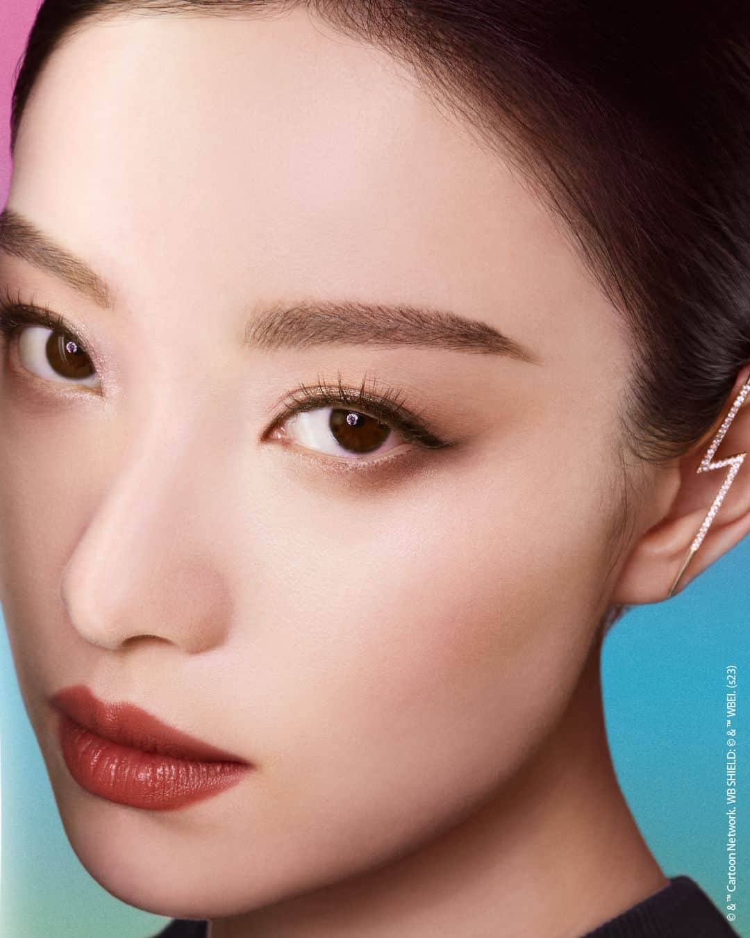 ボビイ・ブラウンさんのインスタグラム写真 - (ボビイ・ブラウンInstagram)「【店舗在庫あり】LUXE EYE SHADOW QUAD - その輝きが見る人を魅了して止まないリュクス アイシャドウを詰め込んだ限定パレット。 リッチなラメが煌めくスパークルのペールピンク、濡れたように輝くメタルのペールゴールドシャンパン、ベースやアクセントカラーに使えるマット2色をセレクト。秋冬の目元をシックに、それでいてパワフルに美しく彩るラインナップ。3人のパワーパフ ガールズが街を駆け巡るイラストがプリントされた限定パッケージ。  《BB X THE POWERPUFF GIRLS COLLECTION》 #リュクスアイシャドウクォード  #BOBBIBROWN #THEPOWERPUFFGIRLS #BBxTHEPOWERPUFFGIRLSCOLLECTION #ボビイブラウン #パワーパフガールズ #コラボコスメ #限定コラボ #限定コレクション #クリスマスコフレ #アイシャドウ #アイシャドウパレット #アイメイク #限定カラー」11月16日 12時00分 - bobbibrownjapan