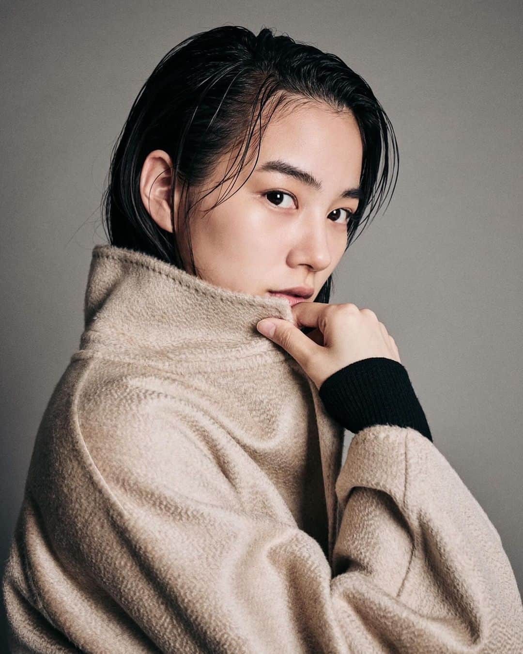 のん（能年玲奈）のインスタグラム：「上質な素材と仕立てがエレガントなマックスマーラの "リュドミラ コート"。 しなやかな強さを引き立ててくれる🫶  #MaxMaraLudmilla #MaxMara #PR  Photo: seijifujimori Styling: @rena_semba Hair: @tada.keiko Make up: Shie Kanno」