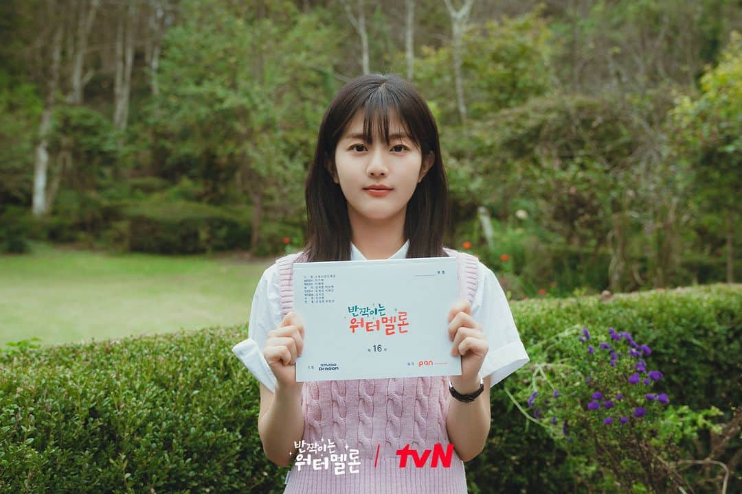 tvN DRAMA【韓国】さんのインスタグラム写真 - (tvN DRAMA【韓国】Instagram)「벌써부터 보고 싶은 수박이들ㅠㅠ 앞으로 더 반짝일 우리의 청춘을 위해! Viva La Vida🍉  👉🏻 더 많은 비하인드 스틸은 홈페이지에서!  #반짝이는워터멜론 #TwinklingWatermelon」11月16日 12時00分 - tvn_drama