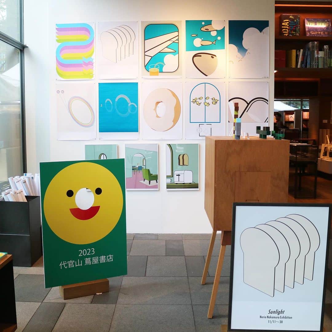 のインスタグラム：「⁡ 【展覧会】中村至男「Sunlight」 2号館1階 建築・デザインフロア 2023年11月11日(土) - 11月30日(木) ⁡ グラフィックデザイナー中村至男による近作作品展を開催いたします。 今回の展示に合わせ、限定版新作ZINE『Sunlight』を発行。絵本やポスター、グッズ、セルフパブリッシングのZINEなど、全て購入可能な展覧会です。 アート・デザイン・絵本と、色とりどりな視点から展示をお楽しみください。 ⁡ 【プロフィール】 中村 至男 (なかむら・のりお) グラフィックデザイナー 川崎市生まれ。日本大学芸術学部卒業後、CBS・ソニー(現ソニー・ミュージックエンタテインメント)を経て1997年より独立。 グラフィックデザインを中心に、広告、絵本、デジタルコンテンツ、ゲーム、アニメーション、映像、CI、イラストレーション、ブックデザインなどで活動中。 2014年 ボローニャ・ラガッツィ賞優秀賞 2018年 第20回 亀倉雄策賞 2019年 ドイツの最も美しい本賞(児童書部門) 第64回 毎日デザイン賞 など受賞。 @norio_nakamura_  協力：トラフ建築設計事務所 @torafuarchitects」