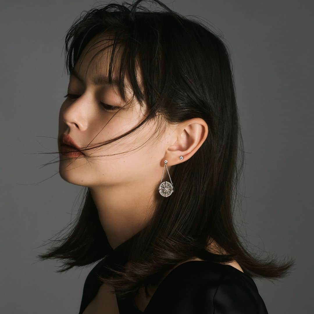 Mikimotoのインスタグラム：「LOOK BOOK of 6 women  Vol.5 – for NATSUKO (@natsuko93_official)  The combined brilliance of diamonds, mother-of-pearls, and white gold, the “LUCKY ARROWS” earrings frame one’s profile beautifully.  ダイアモンド×マザーオブパール×ホワイトゴールドと、幾重にも連なる白い輝きが横顔を美しく縁どる新作「ラッキー アローズ」のピアス。  #MIKIMOTO #ミキモト #LOOKBOOKof6women #LUCKYARROWS」