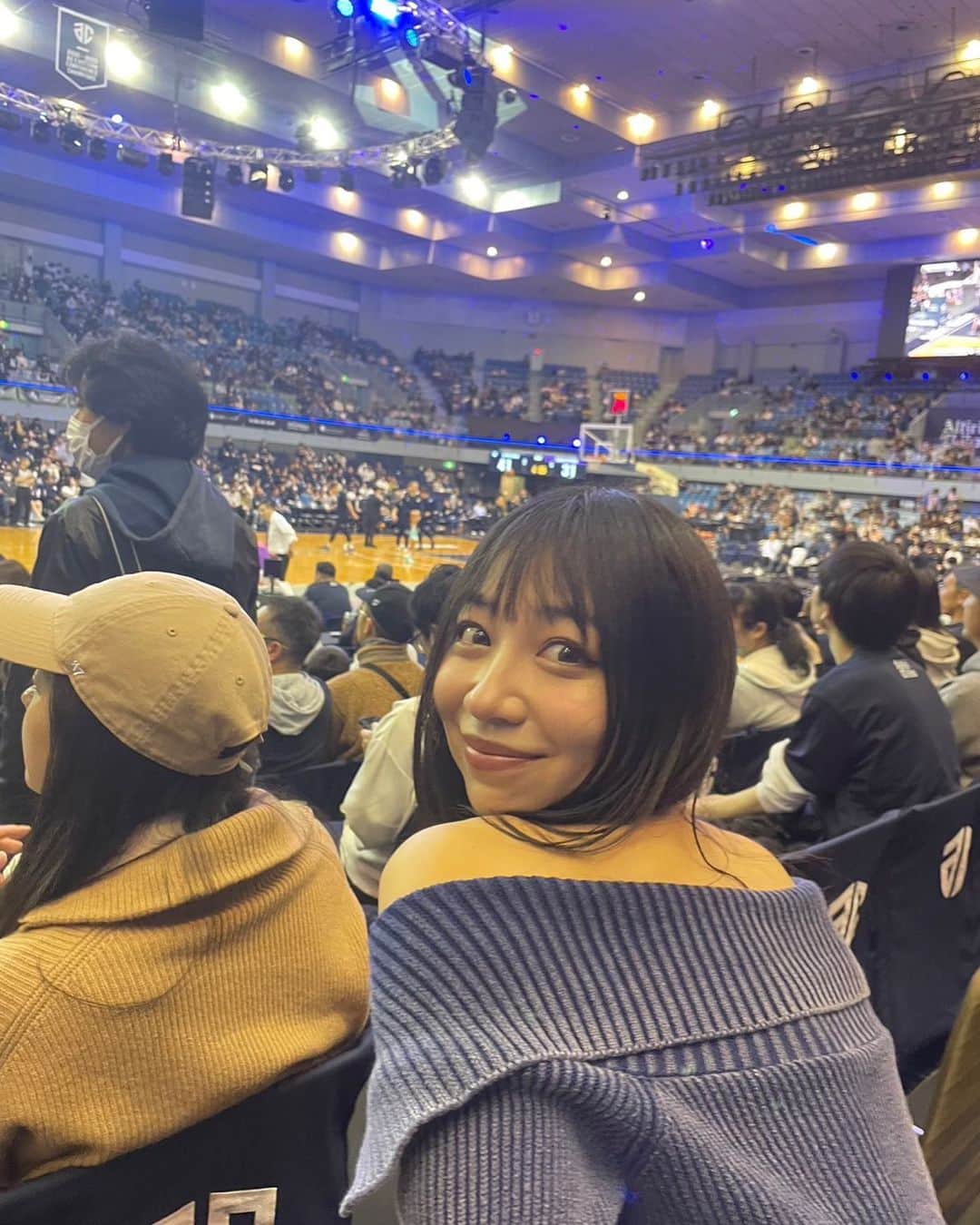 鈴木海那のインスタグラム：「地元千葉市がホームタウンのバスケットチーム 🏀アルティーリチバ💙 応援に行ってきました！！ カッコ良すぎて燃えました❤️‍🔥 また次回も勝てますように🏆✨✨  #千葉市 #バスケ #アルティーリ #アルティーリ千葉 #バスケ観戦 #スポーツ観戦」