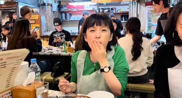 千秋のインスタグラム：「13回も渡韓するひとは何を食べるの？って思うでしょ？ 韓国では毎晩ベタにサムギョプサル🐖 なんだかんだで1番美味しくて楽しい。 韓国在住のサリー @saliy83 に、新しいお友達と共に連れてきてもらいました。 乙支路の裏道、広いお店のど真ん中で帽子もマスクもしないで普通に会話しながら食べられるのは海外での醍醐味。 自分の選んだ道とはいえ、チラチラ視線を感じることなく聞き耳を立てられることなく外食できる、それも海外旅行の目的のひとつです。 真っ赤っか！  #韓国旅行 #渡韓 #千秋旅日記 #乙支路 #山清 @sancheongin  YouTubeも撮ってるから詳細はその時に」