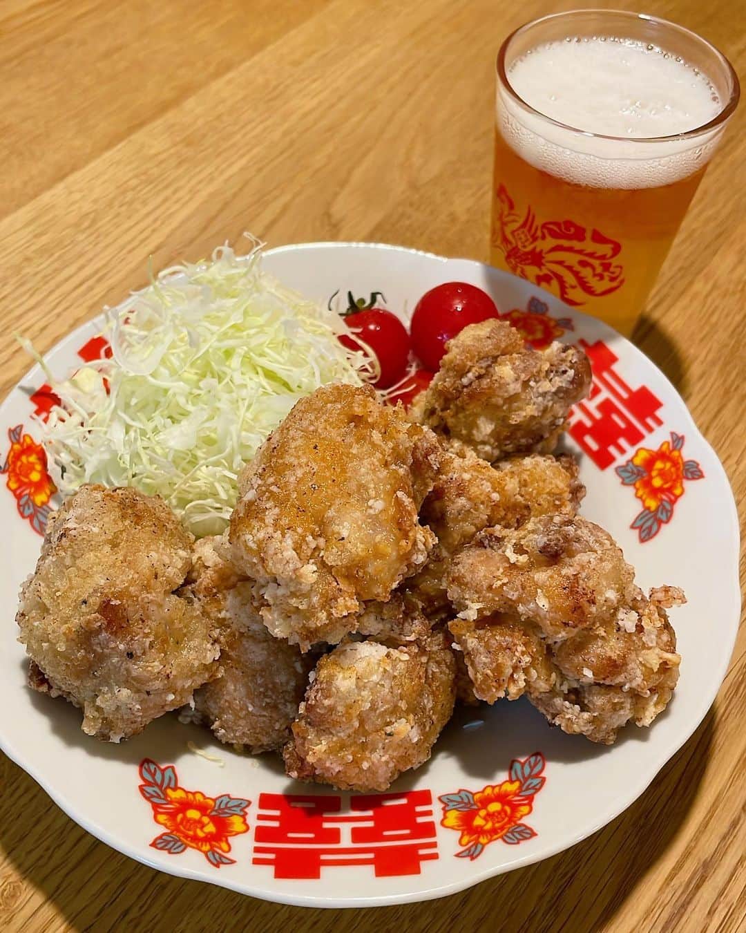 高田秋のインスタグラム：「石垣島で買った島ニンニクを大量に入れて🧄 唐揚げ〜🍖💛💛  美味しかった🍺✨  アセロラはジュースにしようかな♥️  #おつまみ#晩酌」