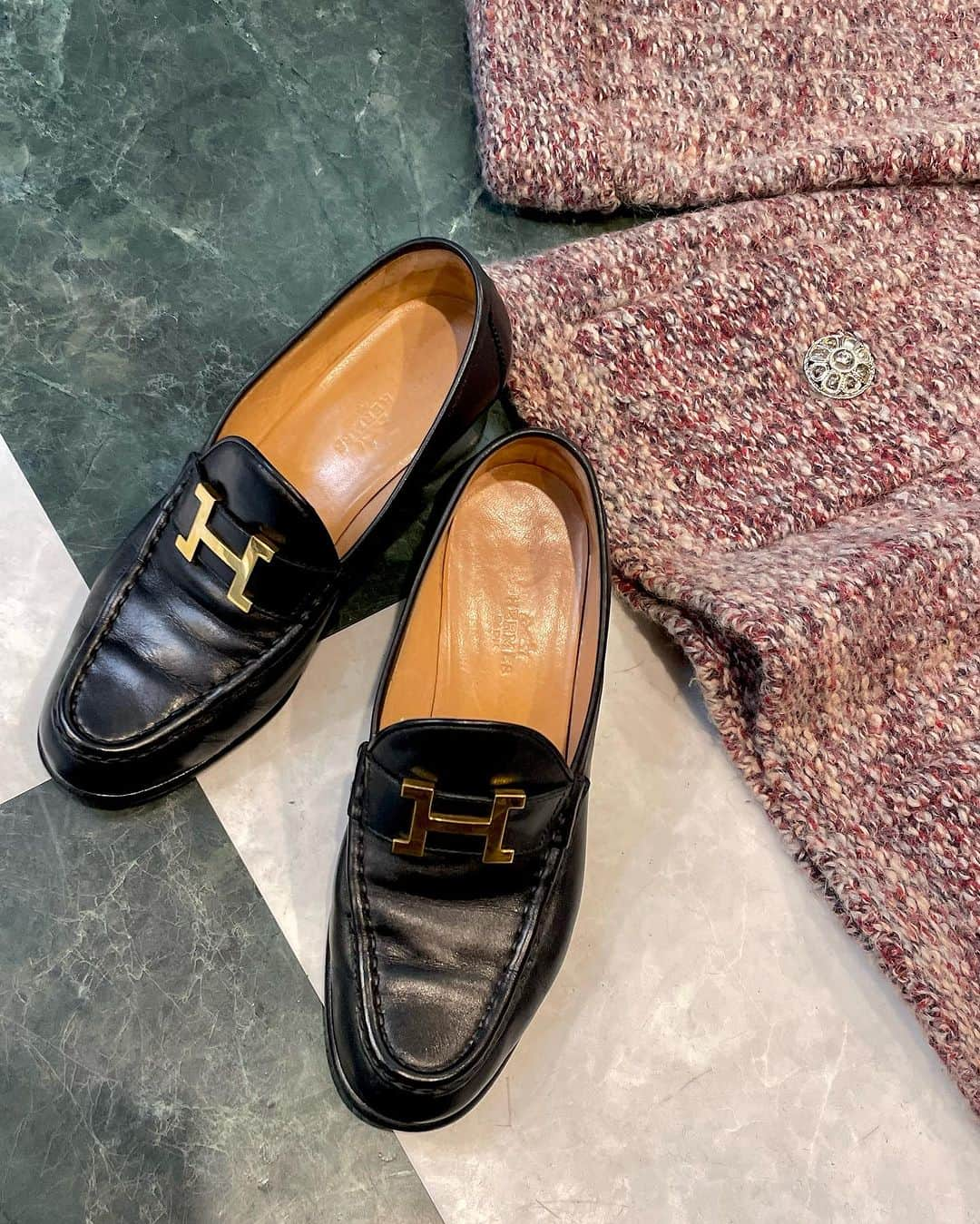 vintage Qooさんのインスタグラム写真 - (vintage QooInstagram)「How many feet do I have👠👡🥿      ▼Customer service English/Chinese/Korean/Japanese *Please feel free to contact us! *商品が見つからない場合にはDMにてお問い合わせください   ▼International shipping via our online store. Link in bio.  #tokyovintageshop #오모테산도 #omotesando #aoyama #表參道 #명품빈티지 #빈티지패션 #도쿄빈티지샵  #ヴィンテージファッション #ヴィンテージショップ #hermesshoes #chanelshoes #vintageshoes」11月16日 12時07分 - vintageqoo