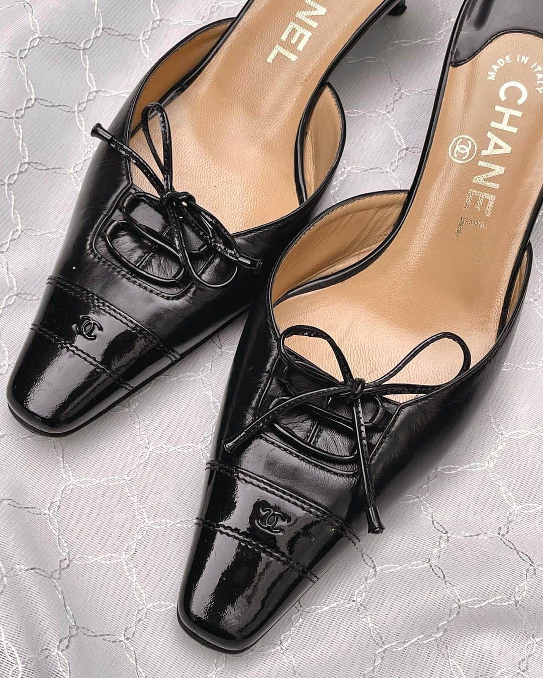 vintage Qooさんのインスタグラム写真 - (vintage QooInstagram)「How many feet do I have👠👡🥿      ▼Customer service English/Chinese/Korean/Japanese *Please feel free to contact us! *商品が見つからない場合にはDMにてお問い合わせください   ▼International shipping via our online store. Link in bio.  #tokyovintageshop #오모테산도 #omotesando #aoyama #表參道 #명품빈티지 #빈티지패션 #도쿄빈티지샵  #ヴィンテージファッション #ヴィンテージショップ #hermesshoes #chanelshoes #vintageshoes」11月16日 12時07分 - vintageqoo