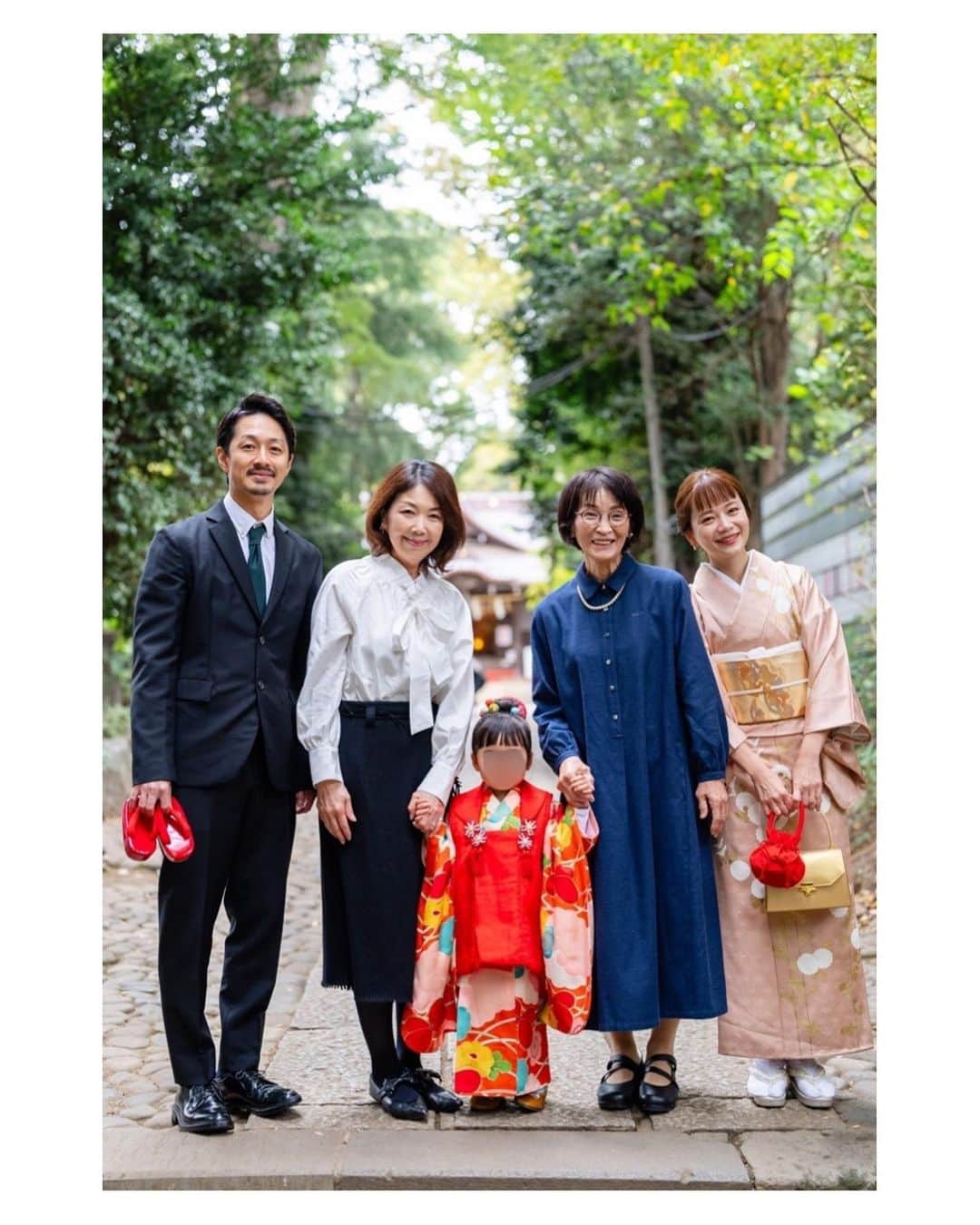 高山直子さんのインスタグラム写真 - (高山直子Instagram)「3歳七五三✨ 親が子どもの成長を祝い、幸せと健康を願うこと。 いつの時代もその気持ちは変わらず素敵な風習だなと思います☺️ 我が家のヤンチャ娘もすくすくと成長中。 大好きな家族親戚が集まりワイワイとお参りからのランチ💓 写真を見返すと、コロコロと変わる3歳らしい陽気な表情がたくさんで本人もそうとう楽しかったんだろうなと思います👧🏻 📸 @tatsuroyasui @miyare38  📽️古江くん 👘 @kimono_nakaya さん 大阪のばぁば、東京のばぁば ありがとうございました🫶✨」11月16日 12時08分 - nao_70koro