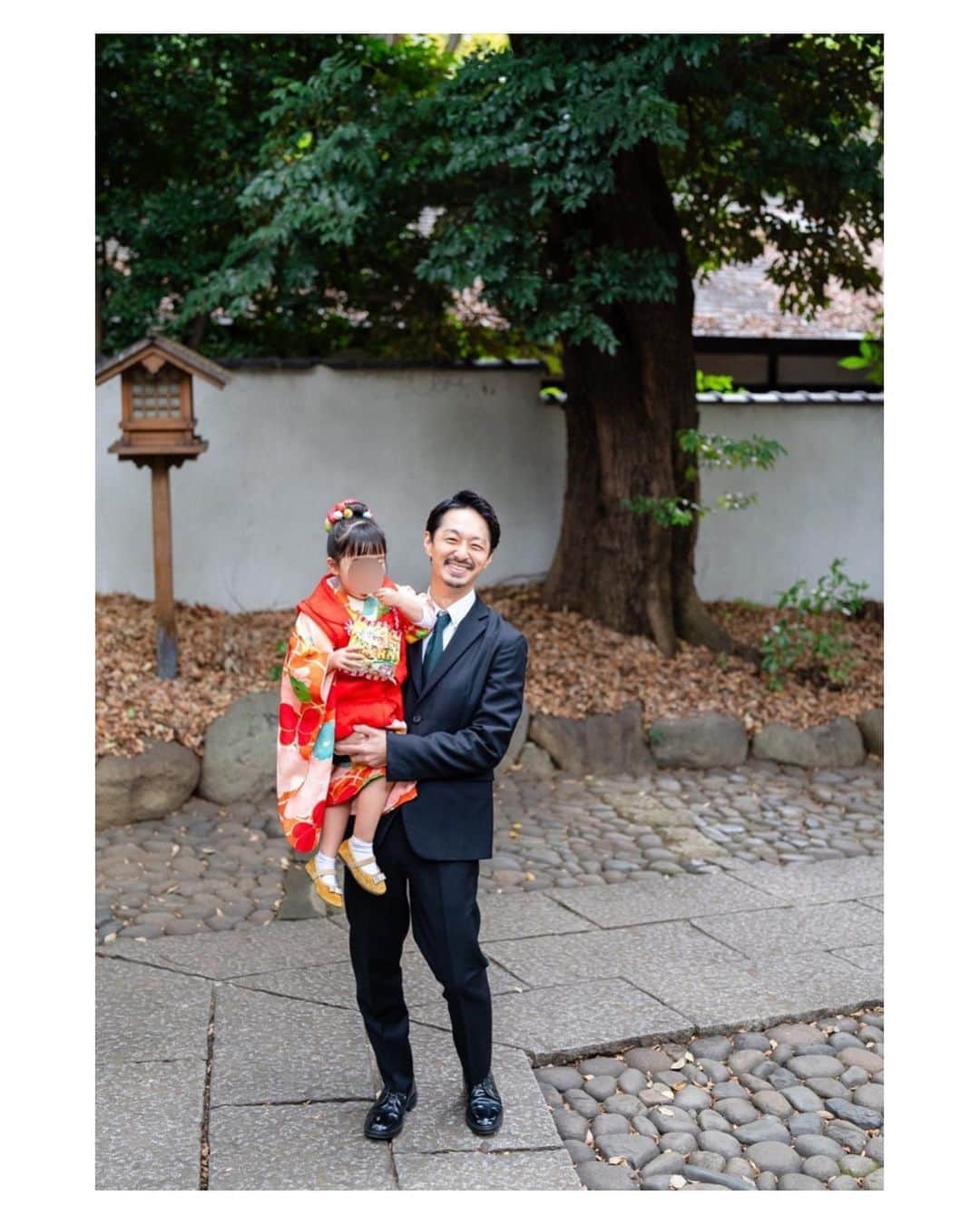 高山直子さんのインスタグラム写真 - (高山直子Instagram)「3歳七五三✨ 親が子どもの成長を祝い、幸せと健康を願うこと。 いつの時代もその気持ちは変わらず素敵な風習だなと思います☺️ 我が家のヤンチャ娘もすくすくと成長中。 大好きな家族親戚が集まりワイワイとお参りからのランチ💓 写真を見返すと、コロコロと変わる3歳らしい陽気な表情がたくさんで本人もそうとう楽しかったんだろうなと思います👧🏻 📸 @tatsuroyasui @miyare38  📽️古江くん 👘 @kimono_nakaya さん 大阪のばぁば、東京のばぁば ありがとうございました🫶✨」11月16日 12時08分 - nao_70koro