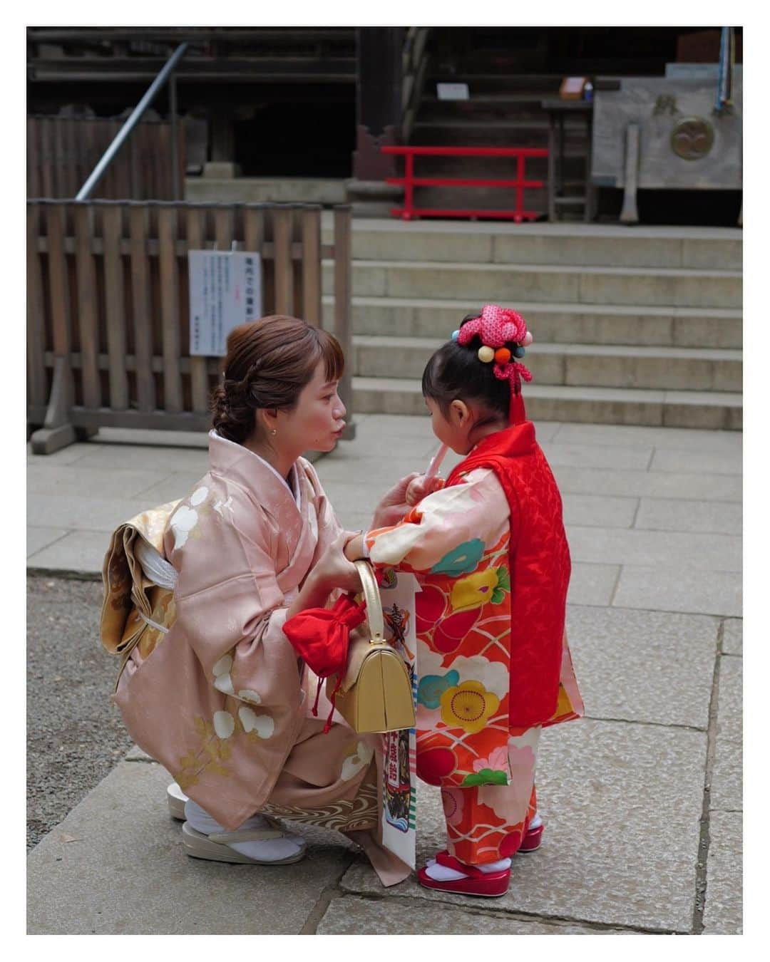 高山直子さんのインスタグラム写真 - (高山直子Instagram)「3歳七五三✨ 親が子どもの成長を祝い、幸せと健康を願うこと。 いつの時代もその気持ちは変わらず素敵な風習だなと思います☺️ 我が家のヤンチャ娘もすくすくと成長中。 大好きな家族親戚が集まりワイワイとお参りからのランチ💓 写真を見返すと、コロコロと変わる3歳らしい陽気な表情がたくさんで本人もそうとう楽しかったんだろうなと思います👧🏻 📸 @tatsuroyasui @miyare38  📽️古江くん 👘 @kimono_nakaya さん 大阪のばぁば、東京のばぁば ありがとうございました🫶✨」11月16日 12時08分 - nao_70koro