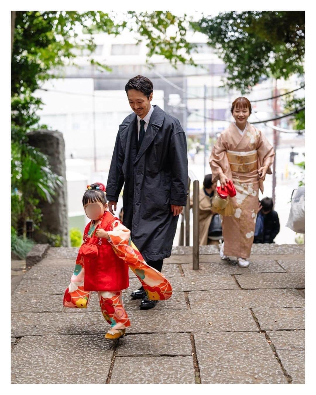 高山直子さんのインスタグラム写真 - (高山直子Instagram)「3歳七五三✨ 親が子どもの成長を祝い、幸せと健康を願うこと。 いつの時代もその気持ちは変わらず素敵な風習だなと思います☺️ 我が家のヤンチャ娘もすくすくと成長中。 大好きな家族親戚が集まりワイワイとお参りからのランチ💓 写真を見返すと、コロコロと変わる3歳らしい陽気な表情がたくさんで本人もそうとう楽しかったんだろうなと思います👧🏻 📸 @tatsuroyasui @miyare38  📽️古江くん 👘 @kimono_nakaya さん 大阪のばぁば、東京のばぁば ありがとうございました🫶✨」11月16日 12時08分 - nao_70koro