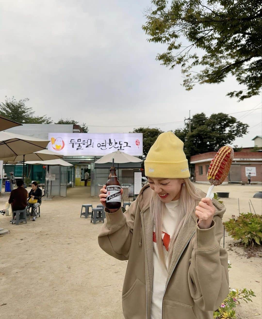 のインスタグラム：「라이더 다라의 버킷리스트 달성 🥳 핫도그와 산미구엘의 조합이란..😋💘 하면된다! 할수있다!!! 👊🏻 #한살이라도어릴때 🚴🏻‍♀️🌭🍺 #SBSFiL  San Mig & K-hotdog 👍」