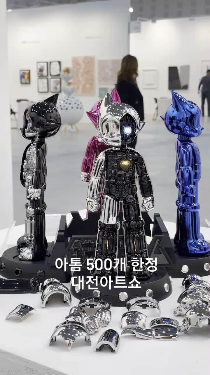 イ・グァンギのインスタグラム：「한국토종브랜드 브리츠웨이 각 에디션 500개 대전아트쇼에서 소개합니다. 예약 받고 12월 출시후 배송 해드립니다. #이글루토이#브리츠웨이  안녕하세요 갤러리 끼 입니다.  갤러리 끼는 2023 DIAS 대전국제아트쇼 운영위원회 초청으로 [대전국제아트쇼]에 참가합니다. 오늘부터 4일간 열리는 대전국제아트쇼! 참여작가는 김강용, 이경미, 그라플렉스, 무아리, 김수정, 최영욱, 서정태, 양종용, 우종택, 김남헌, 신상철, 고은주, 김경원, 큐락, 김후성, 우제길입니다.  대전 미술과 해외 미술 교류의 만남을 위한 축제의 장에 함께 하시길 바라며, 방문하실 분들은 연락주시면 행사장에서 입장권 전달드리겠습니다.  2023.11.16-11.19 10:00-19:00 *11.19(일) 10:00-17:30 DCC대전컨벤션센터 제2전시장 부스번호 G9  대전국제아트쇼에서 만나뵙겠습니다^^」