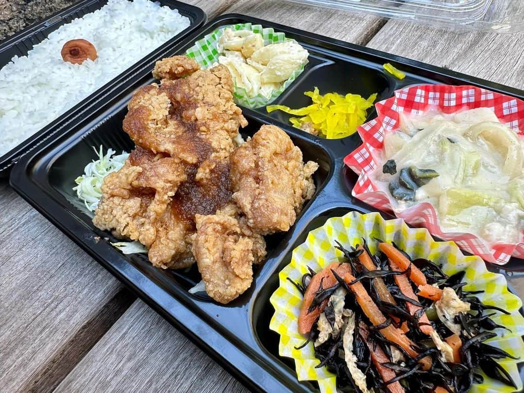 まえちゃんねるのインスタグラム：「今日のランチは、唐揚げ弁当（500円）😆ワンコインでこのボリュームは本当あざっす✨  #ランチ #今日のランチ #唐揚げ弁当 #弁当 #唐揚げ」