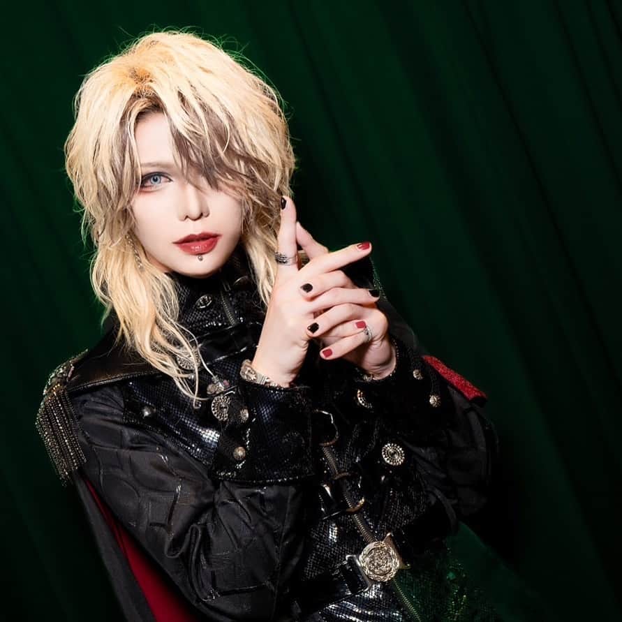 幸樹のインスタグラム：「I grew up loving visual kei. This will continue to be the case.  大阪での我。  僕がこの世界に引き込まれた景色が変わらずにそこにあったよ！ 僕なりに30周年の最後に華を添えさせてもらいました。  改めておめでとうございました🎉  #ダウト #ビジュアル系 #ヴィジュアル系 #音楽 #ポートレート #メイク #和メイク #メイクアップ #ヘアアレンジ #一眼レフ #japan #visual #visualkei #kimono #love #コスプレ  #instagood #fashion #happy #followme #follow #art #music #haircolor #makeup #photography #メイク男子  #和服  #集合写真  #派手和服」